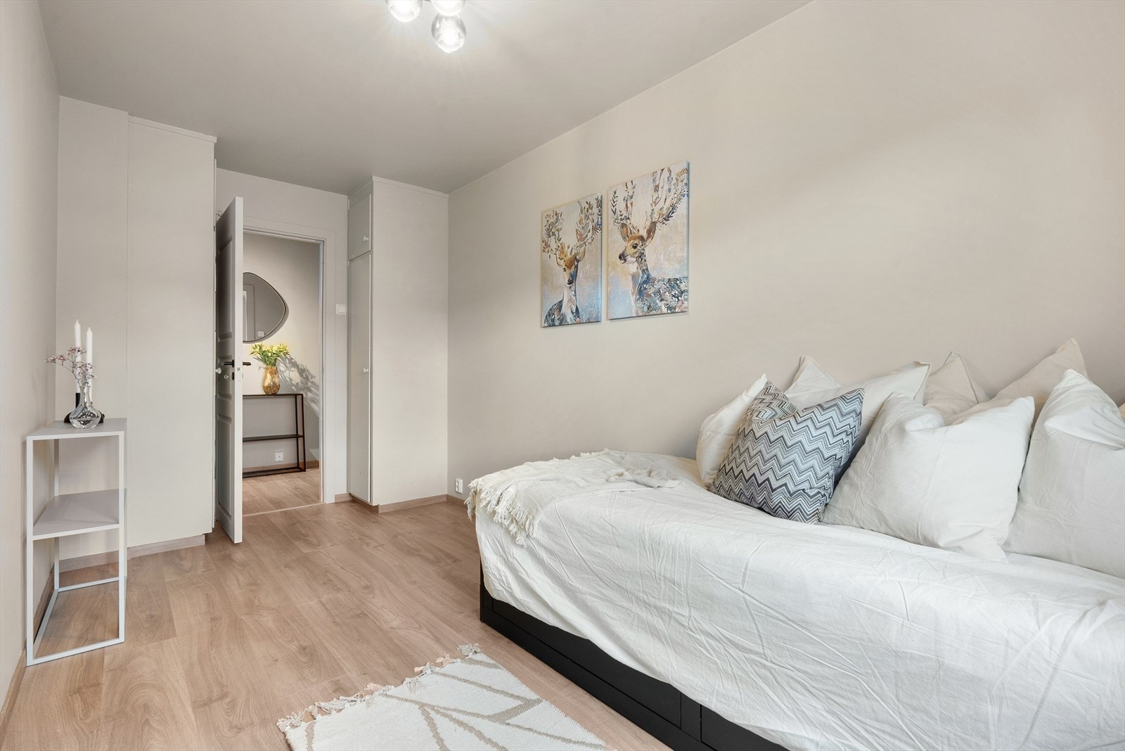 Rommet passer også ypperlig som hjemmekontor, gjesterom eller barnerom. Galleribilde