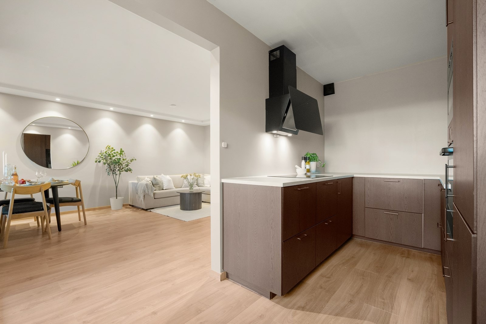 Rålekkert IKEA-kjøkken i delvis åpen løsning med stue. Galleribilde