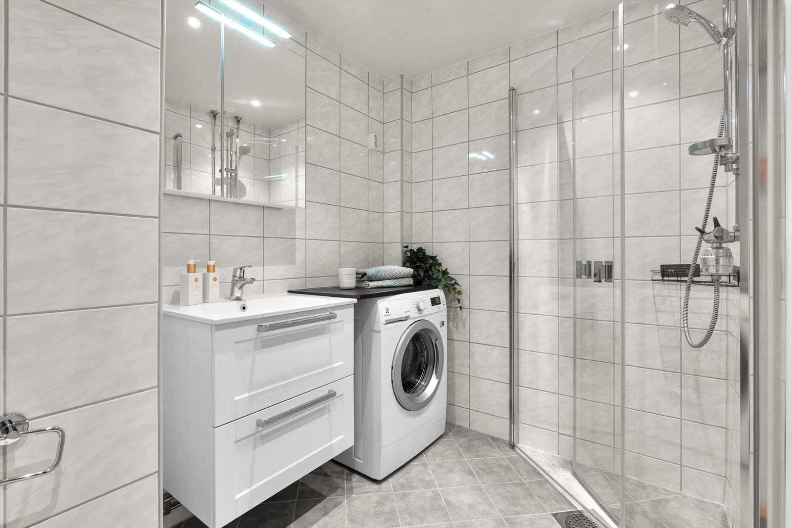 Badet har behagelig gulvvarme, og det er opplegg for vaskemaskin. Galleribilde