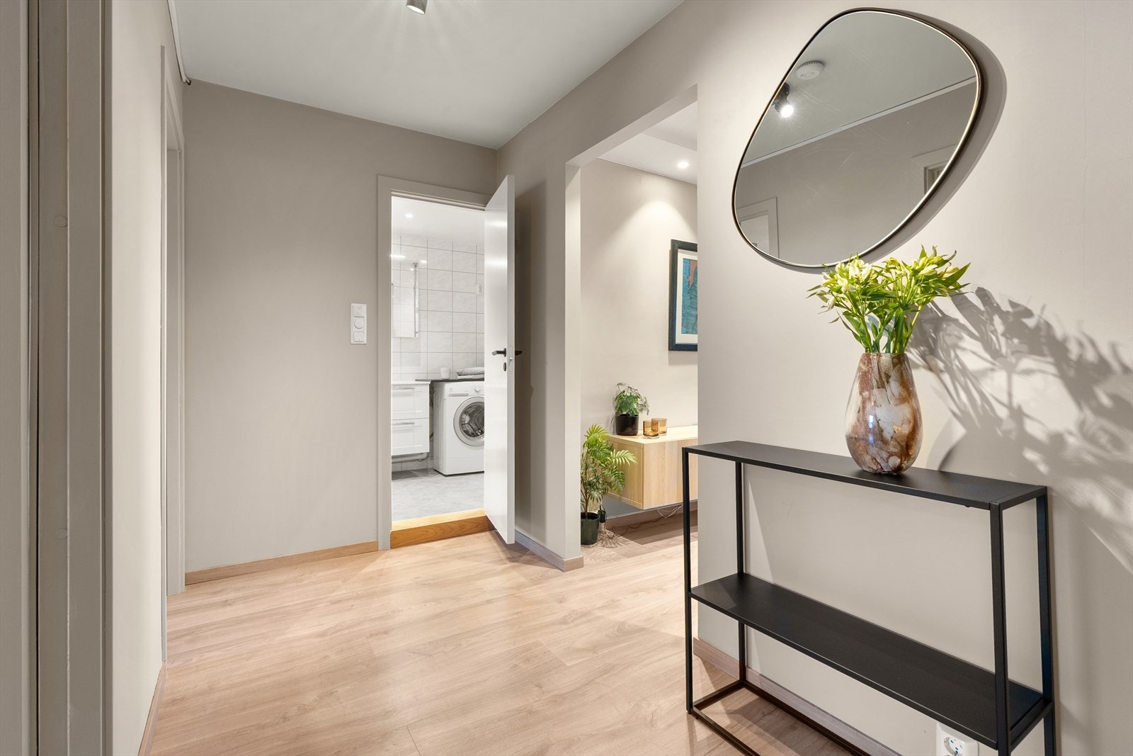 Entréen er et fint første møte med leiligheten, og herfra er det tilgang til stue, bad og soverom. Galleribilde