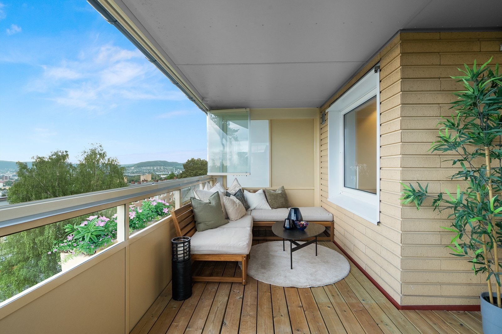 Leiligheten er gjennomgående og byr på en stor, innglasset balkong med ettermiddags- og kveldssol. Galleribilde