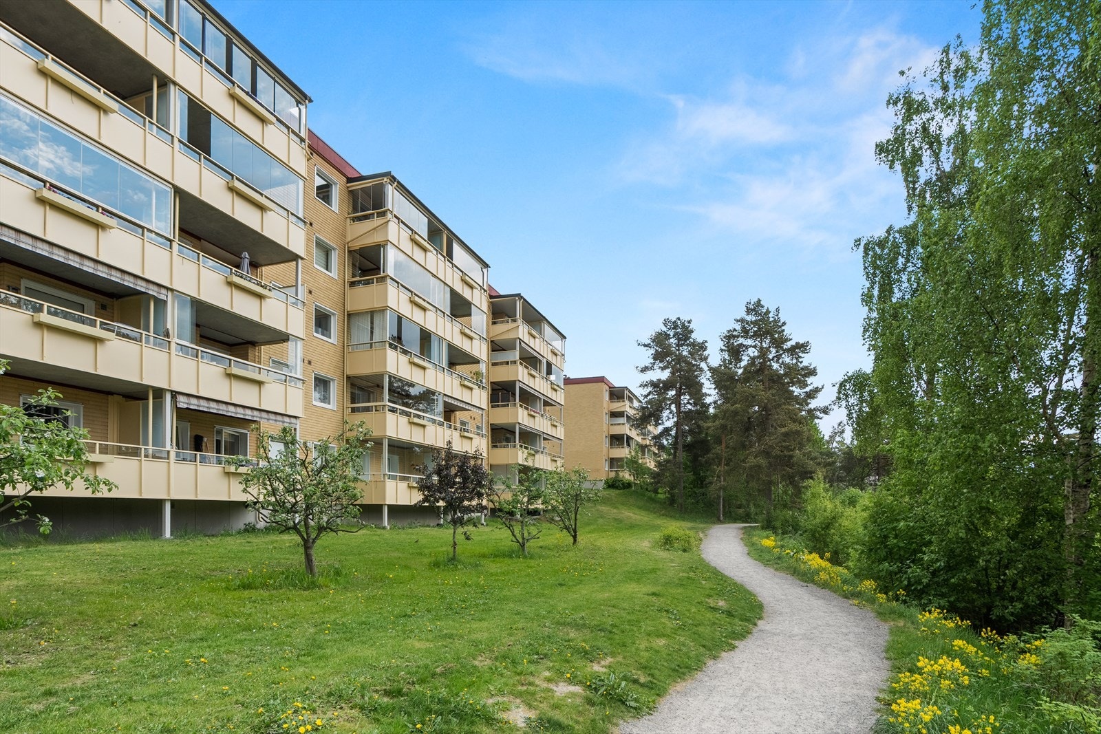 Gangavstand til både T-bane, buss og et bredt utvalg av butikker og servicetilbud. Galleribilde