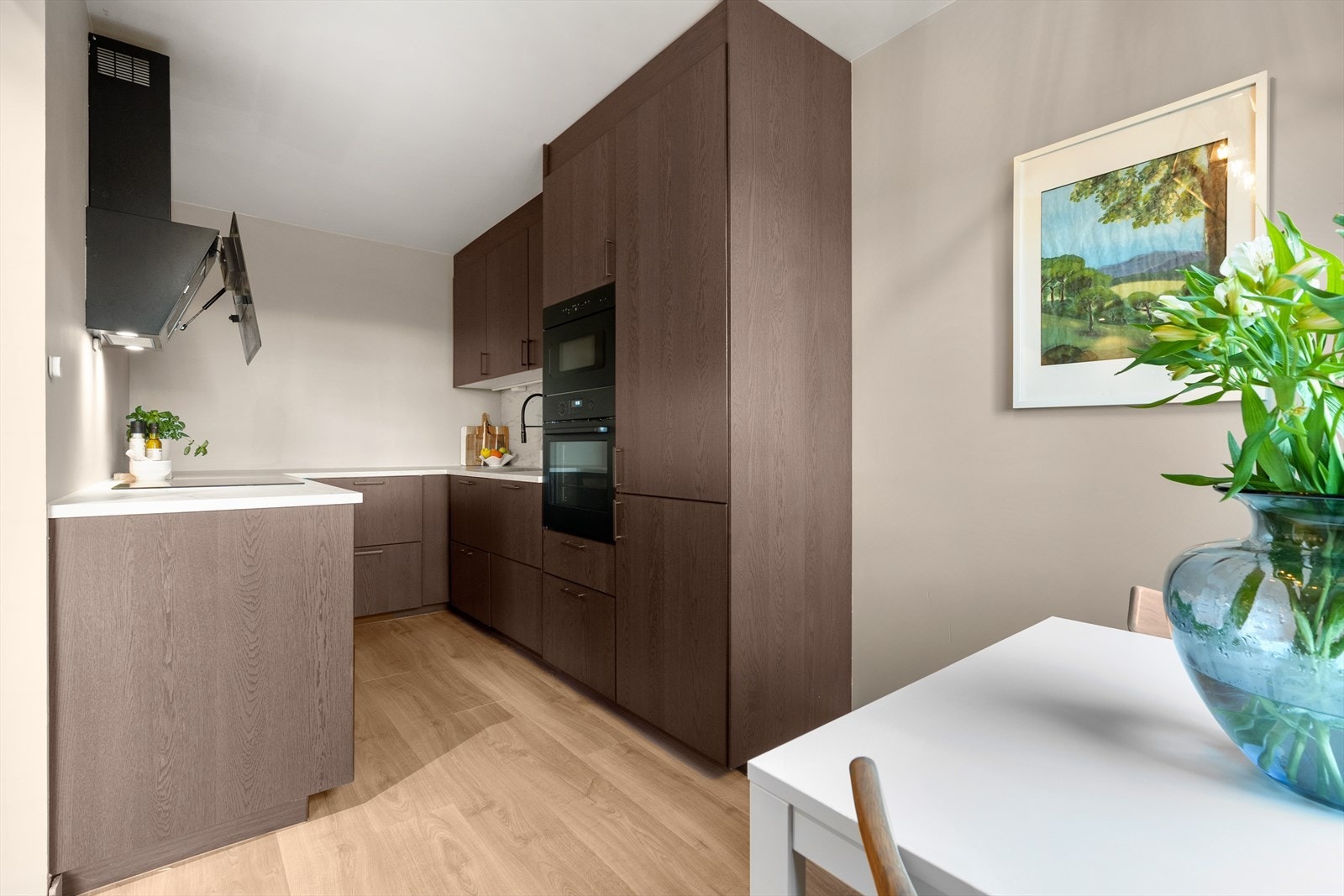 Kjøkkenet er utstyrt med integrerte hvitevarer bestående av komfyr, mikro, oppvaskmaskin, induksjon platetopp og kombiskap. Galleribilde