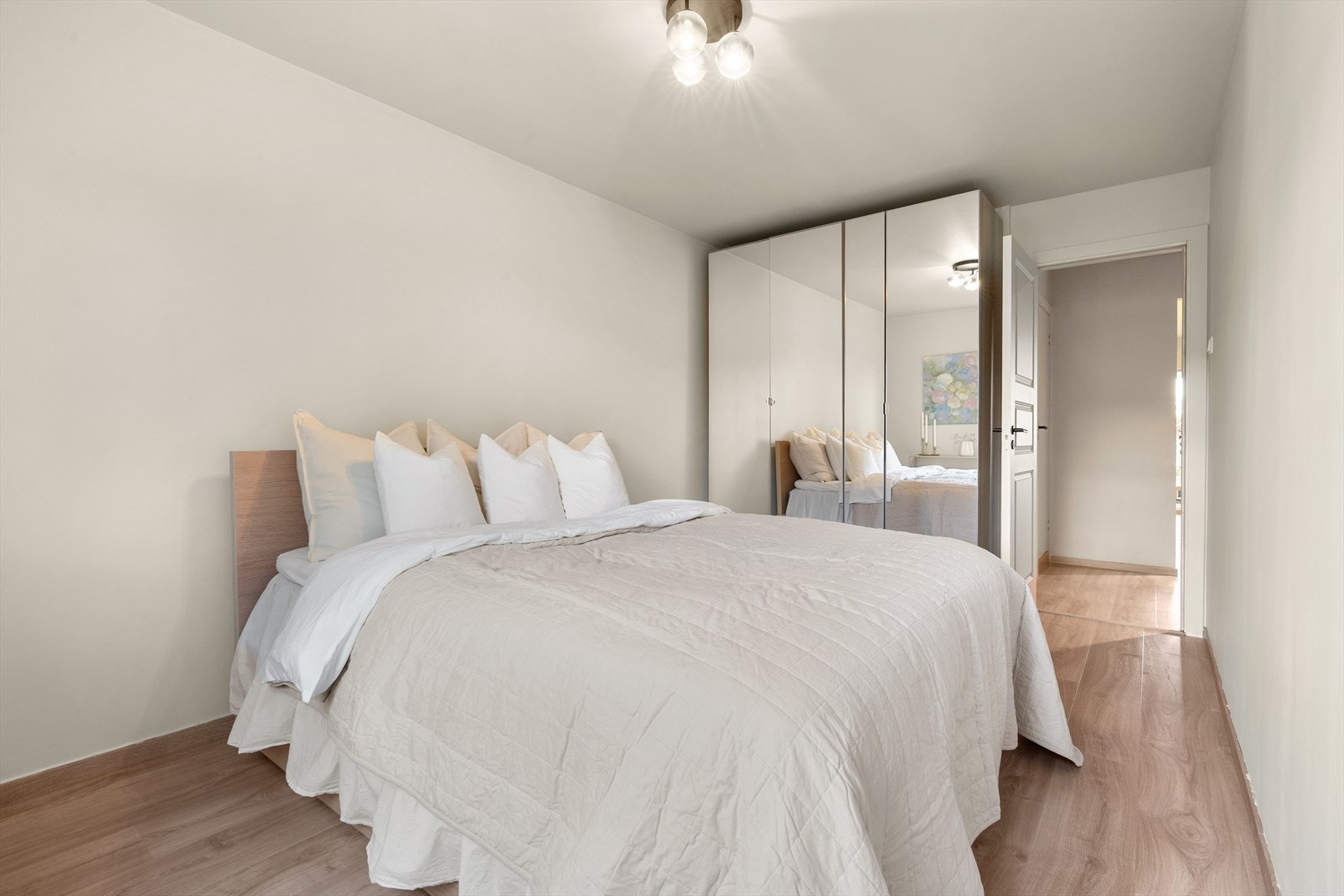 Hovedsoverom med god plass til dobbeltseng, nattbord og klesoppbevaring i garderobeskap. Galleribilde