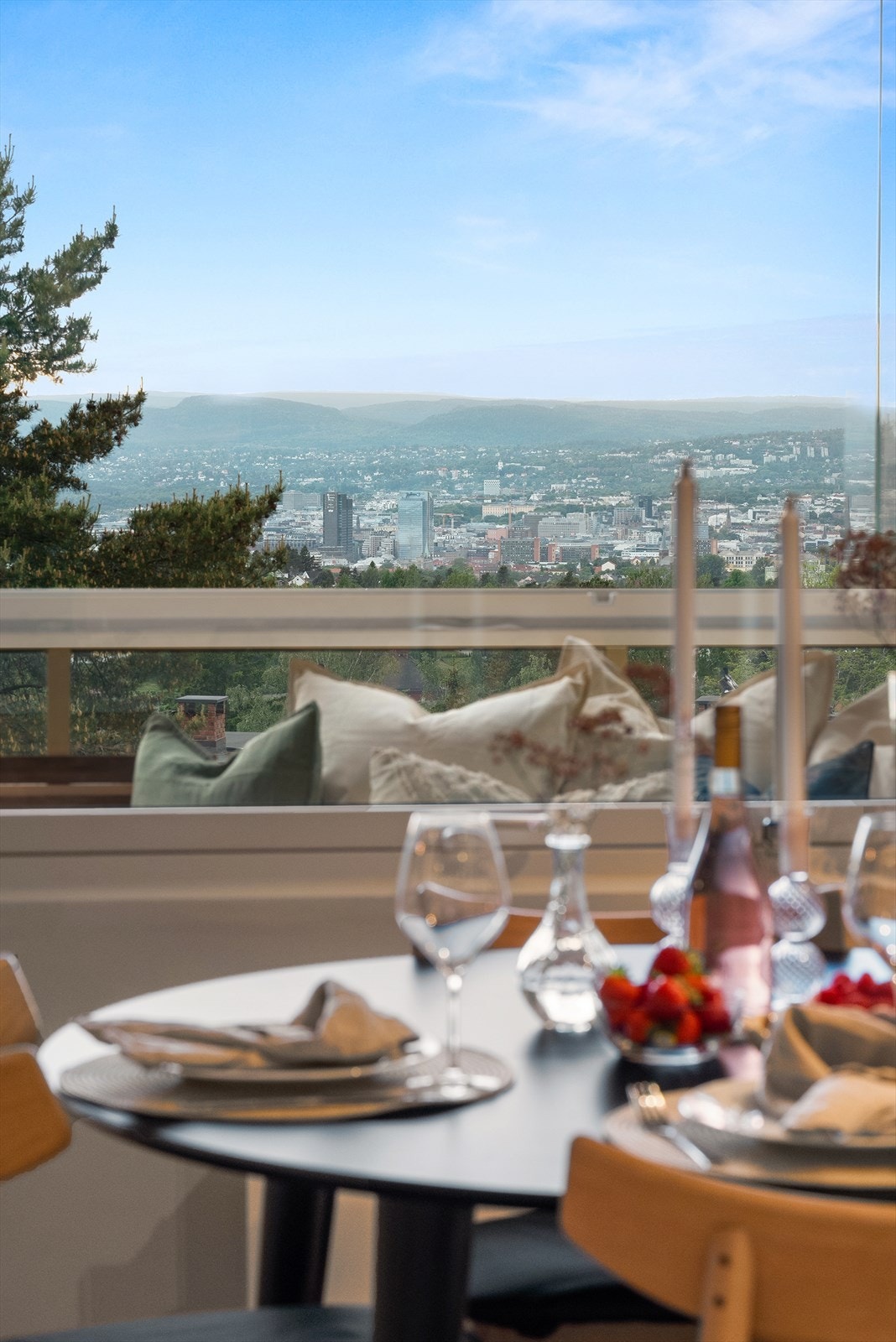 Stuen har store vindusflater som slipper inn rikelig med lys, og gir fantastiske utsikt. Galleribilde