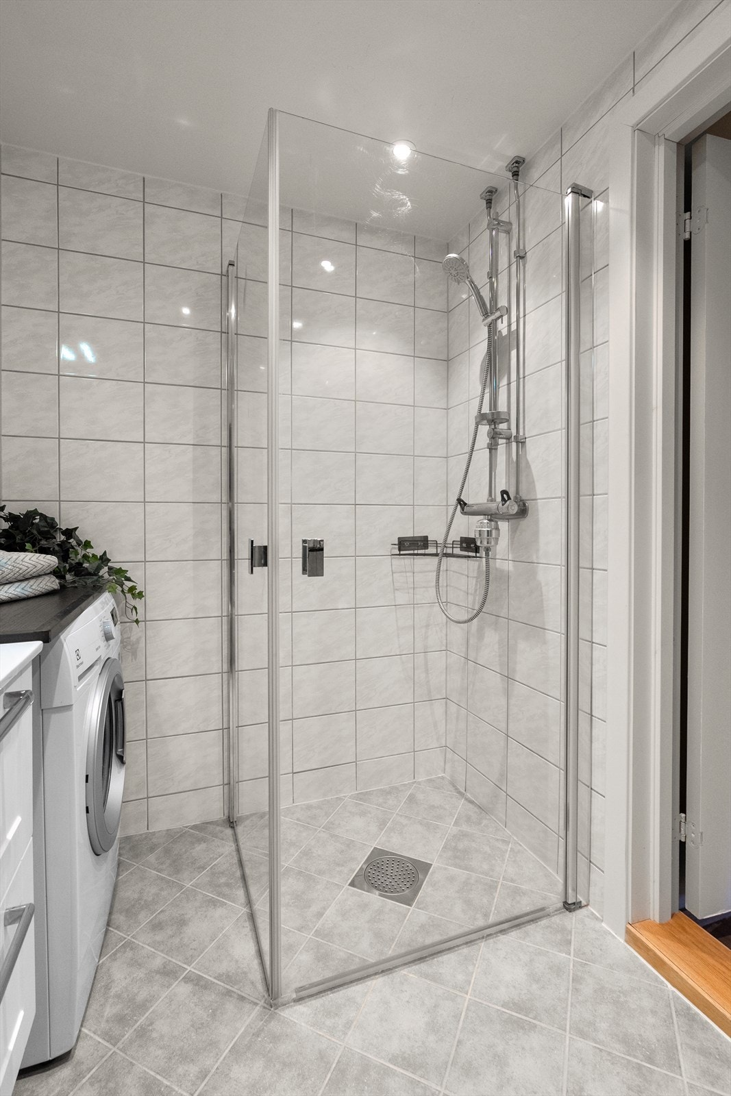 Badet er innredet med servant med innredning, speilskap, vegghengt toalett og dusjhjørne. Galleribilde