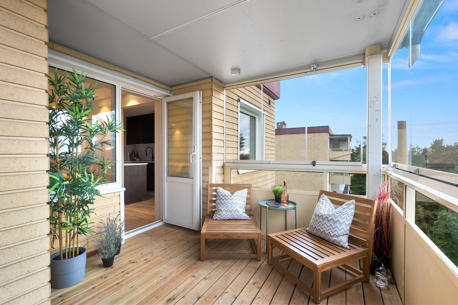 Balkongen er innglasset, og fungerer som en forlengelse av stuen. I følge selger er det sol fra ca. kl 15 til 22 på sommerstid. Galleribilde