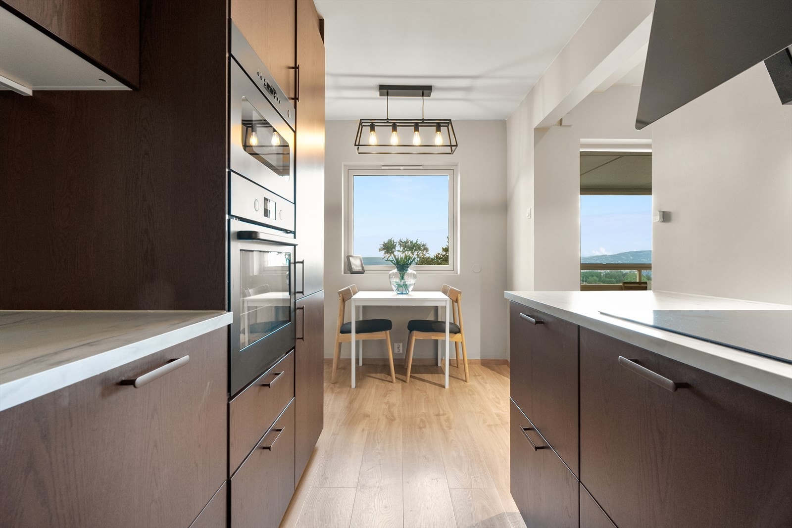 Kjøkkenet har praktisk utforming og god plass for matlaging og oppbevaring. Galleribilde