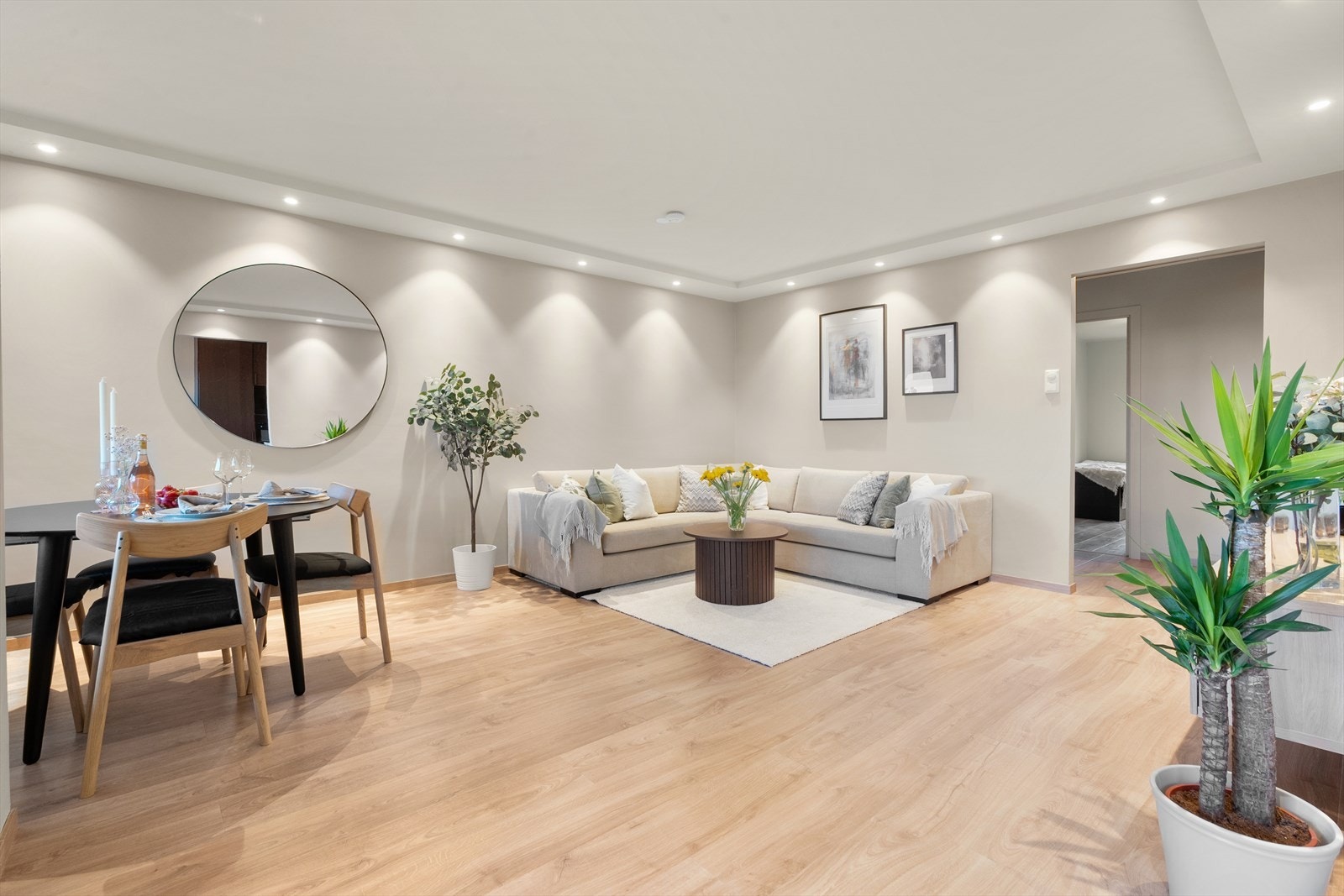 Pent laminatgulv med myke trinnplater som gjør gulvet svært behagelig å gå på. Galleribilde