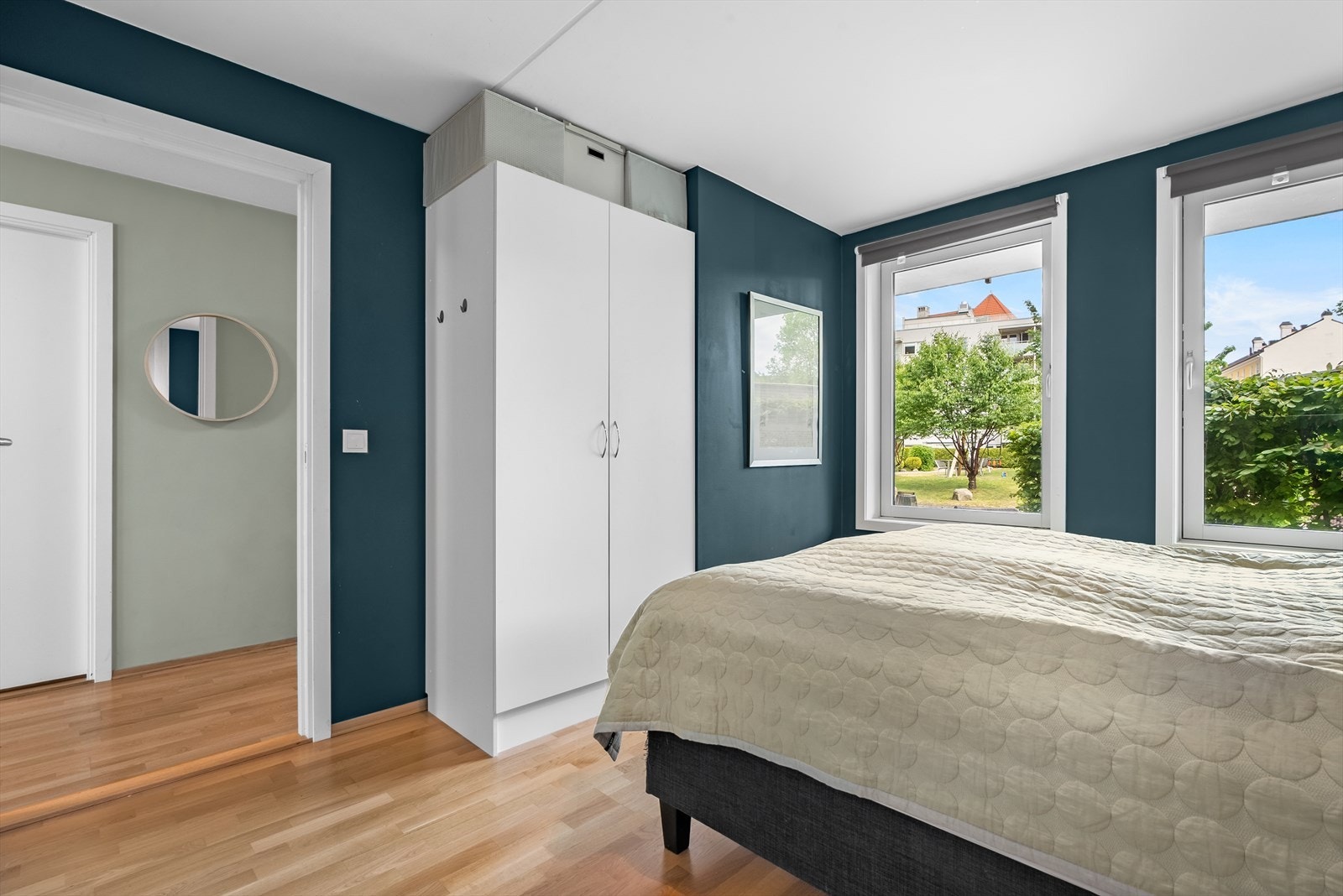 Hovedsoverommet er av god størrelse med plass til stor dobbeltseng og tilhørende nattbord. Godt med lagringsplass i garderobeskap. Galleribilde