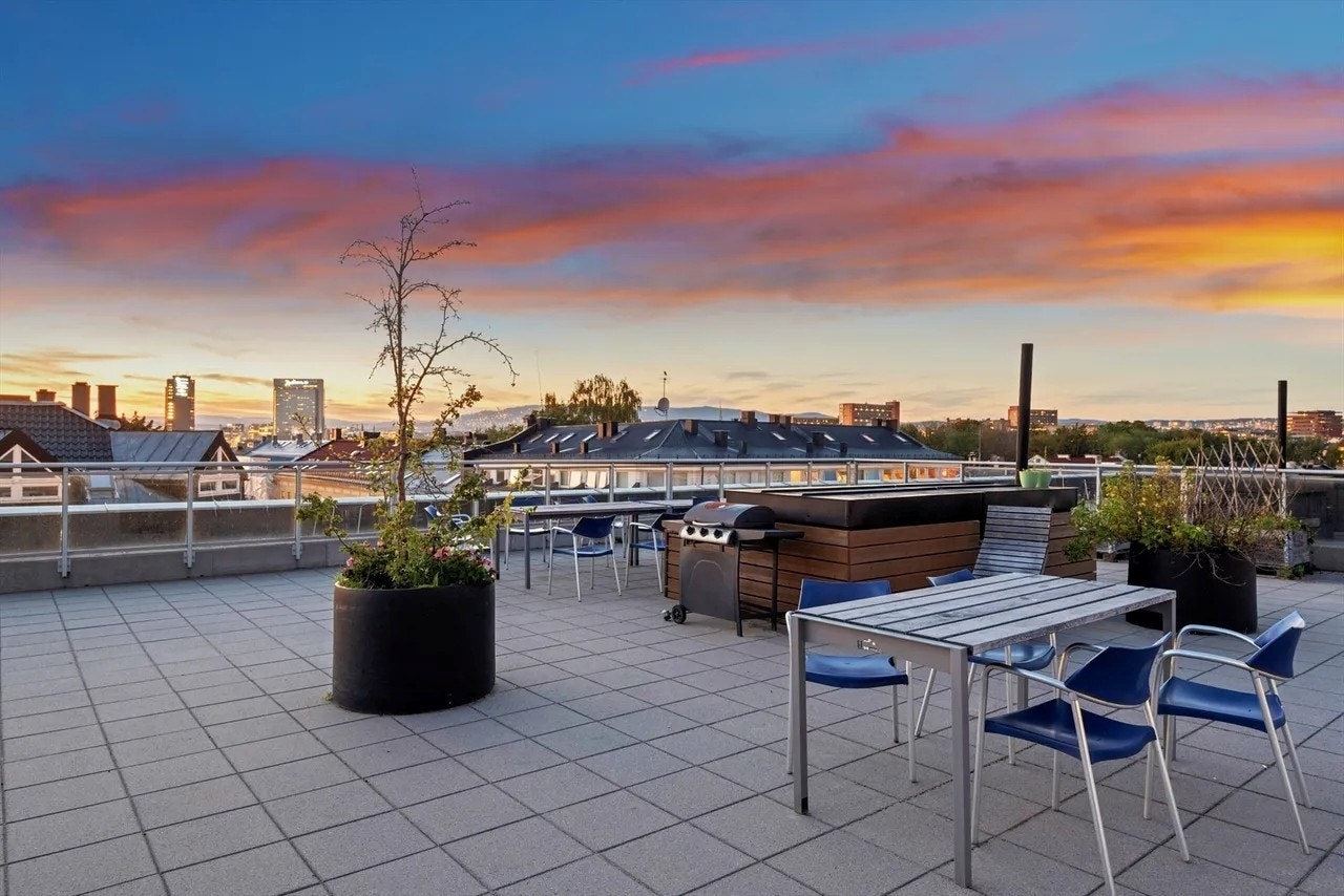 Her er det tilrettelagt med grill og sittegrupper for fine sommerdager. Galleribilde