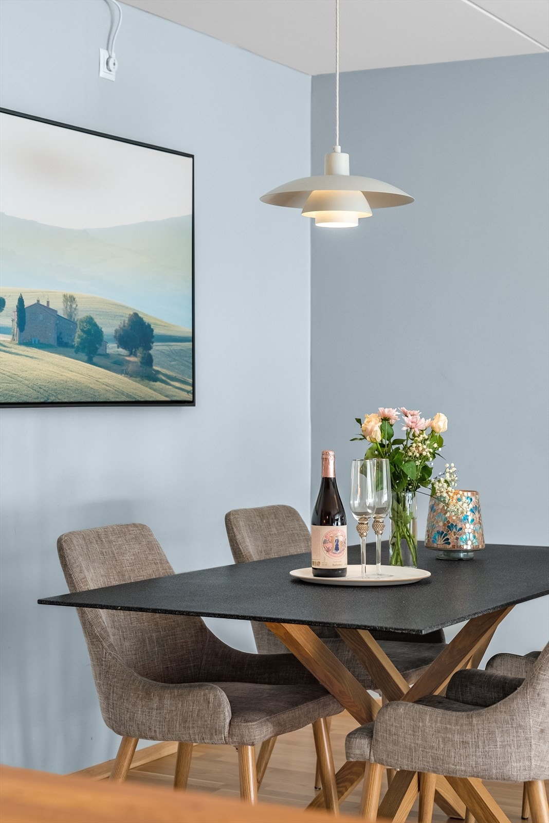 Leiligheten har slette vegger og parkettgulv i eik. Galleribilde