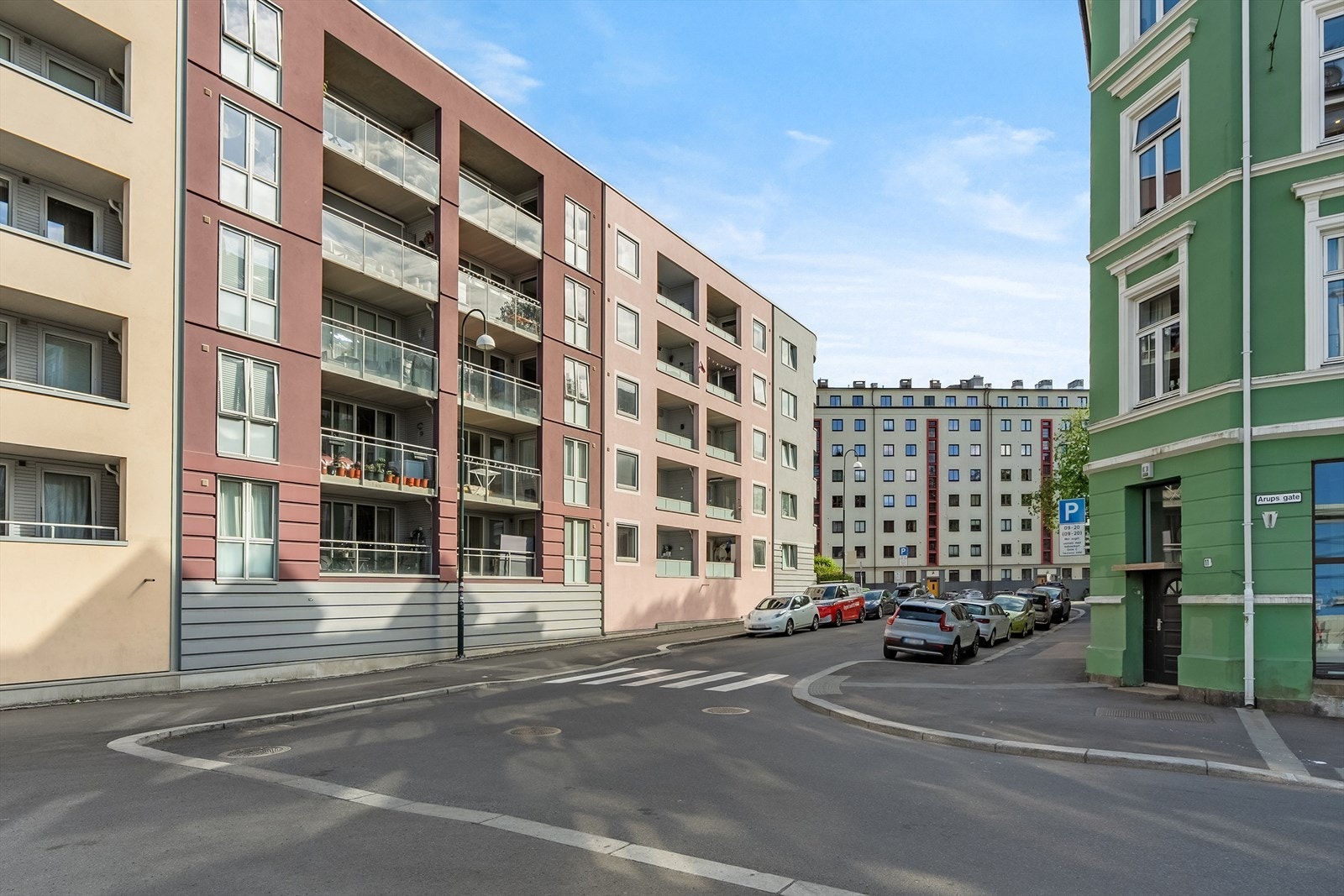 Leiligheten ligger tilbaketrukken i en særdeles høy første etasje. Galleribilde