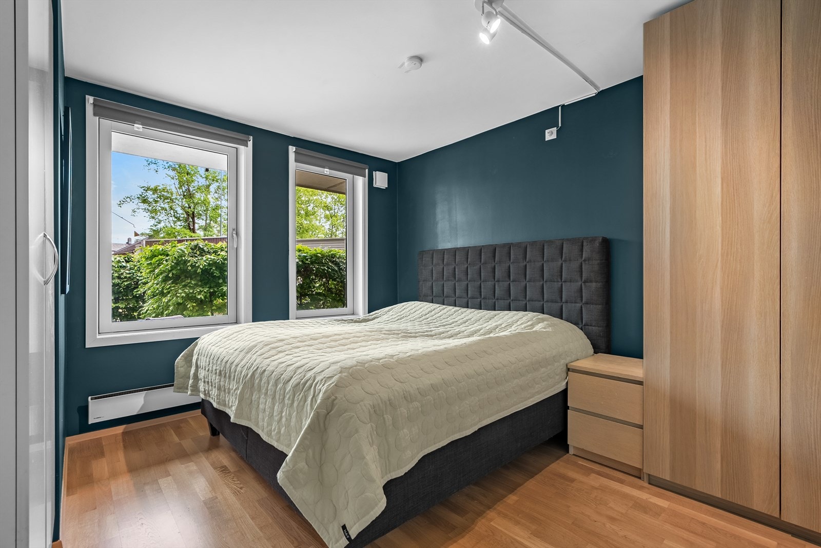 To av soverommene vender inn mot sameiets fine bakgård. Fra dette soverommet er det også direkte inngang til badet. Galleribilde