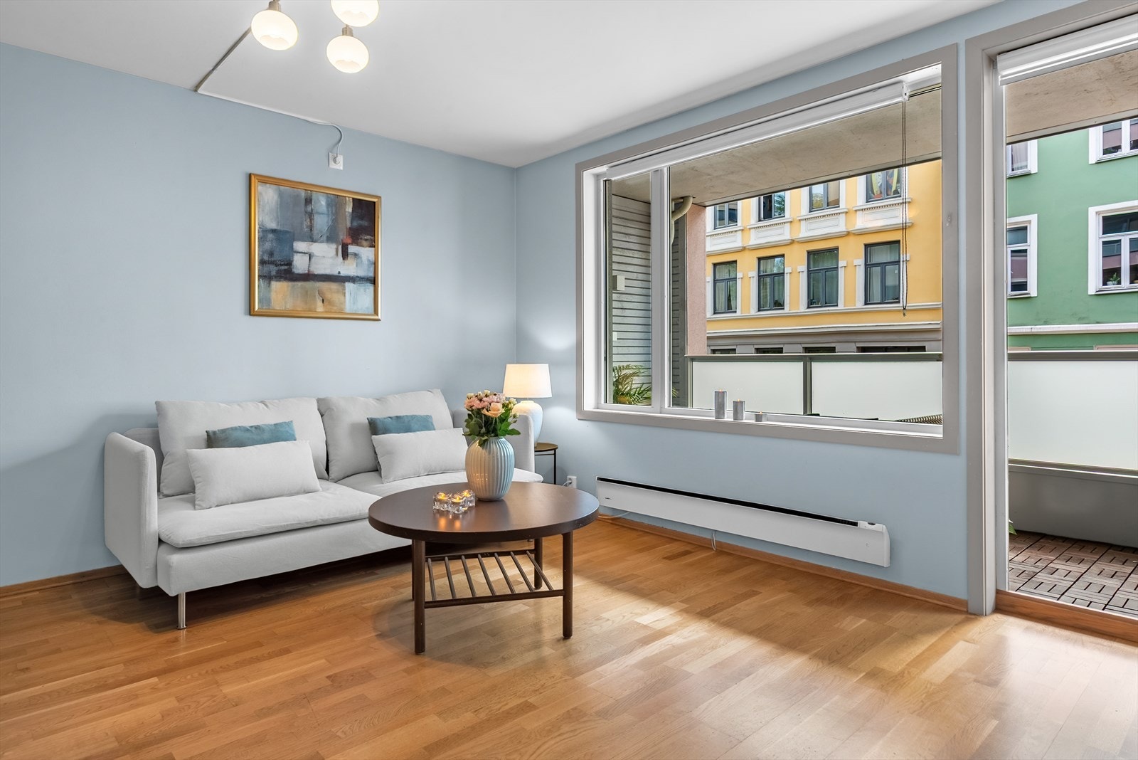 Leiligheten har særdeles store vindusflater sørger for godt med lys og skaper fine lysforhold. Galleribilde