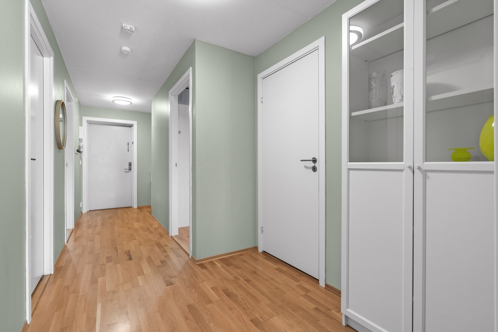 Entreen er av god størrelse med god plass til å henge fra seg yttertøy og det er montert dørcalling. Galleribilde