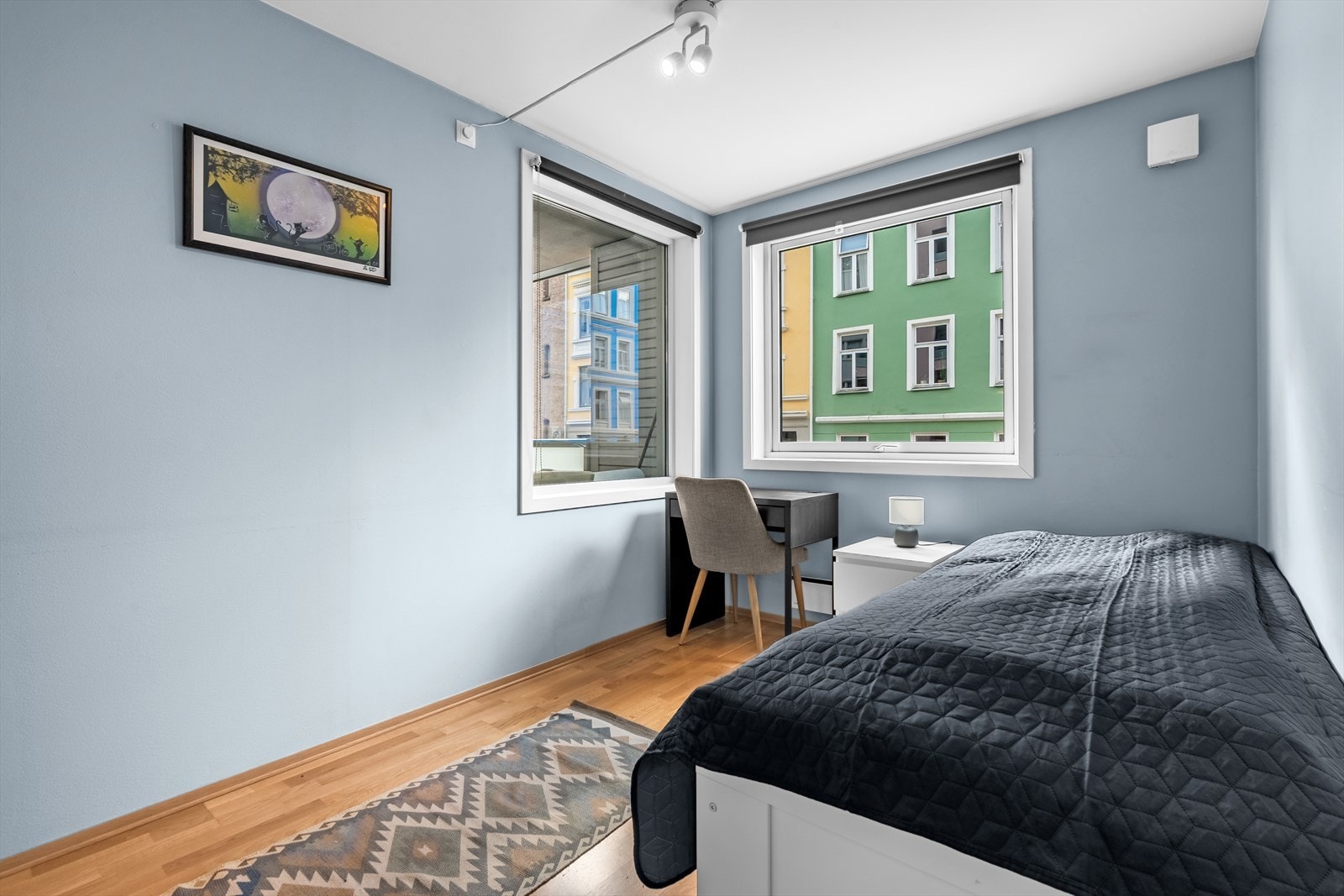 Her har du plass til det du måtte ønske av seng og kontorløsning. Galleribilde