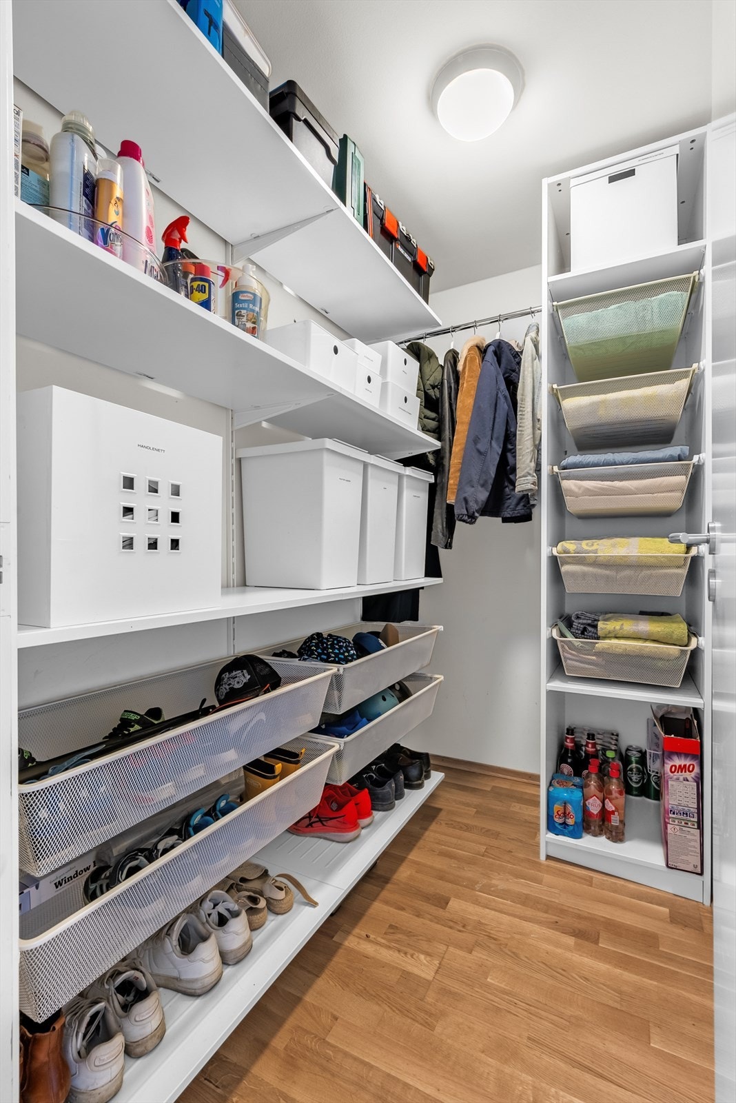 Boligen har også en særdeles praktisk innerbod/walk-in-closet på 3m² innredet med hyllesystemer. Det er forøvrig også kort vei til boligens kjellerbod på 4 m². Galleribilde