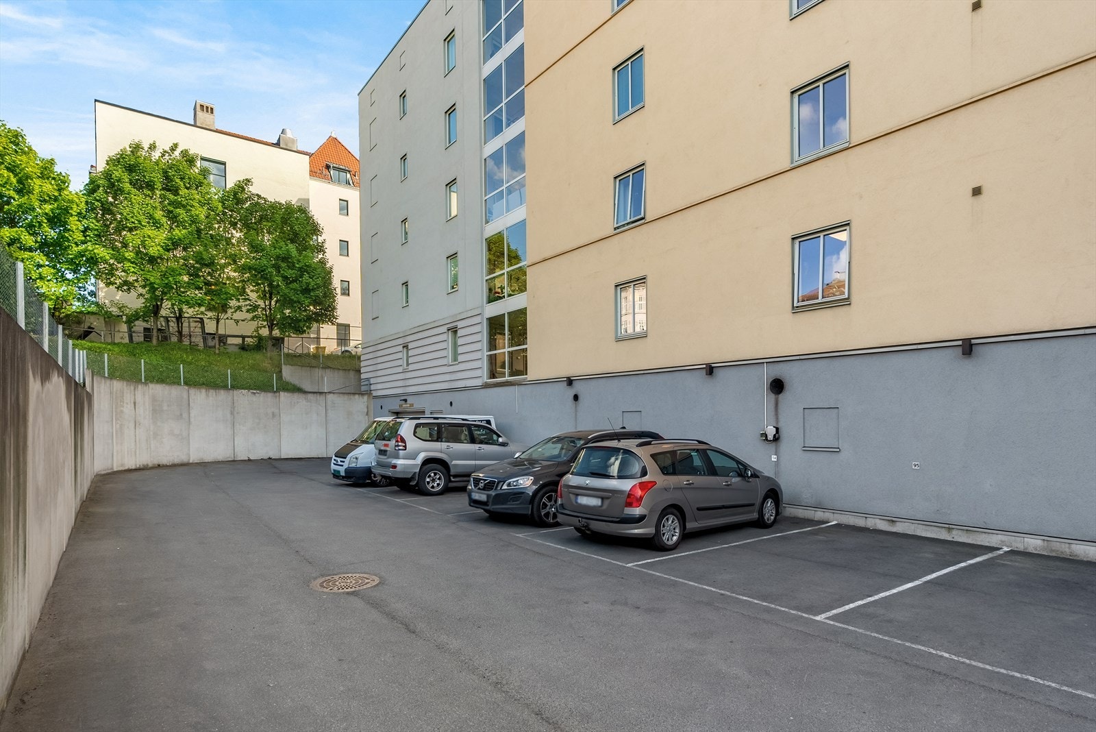 Boligen disponerer en biloppstillingsplass merket med 7. Det er også parkeringsplasser i sameiets garasjeanlegg, hvor det tidvis er mulighet for kjøp/leie av garasjeplass. P-plasser kan selges/kjøpes mellom seksjoner. Galleribilde