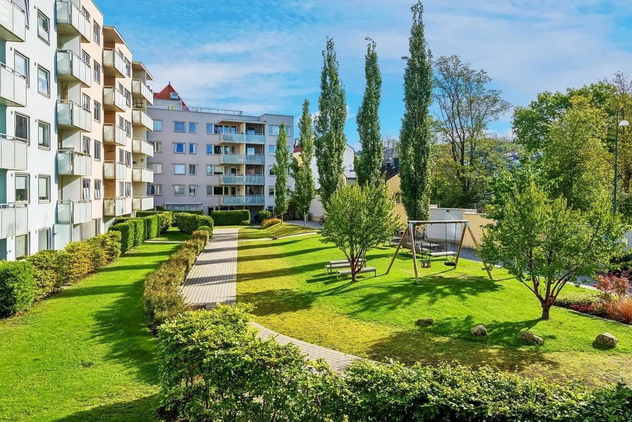 Det er også flere sitteplasser og lekeplass. Gårdsrommet er skjermet for støy og uvedkommende med høye levegger og port. Galleribilde