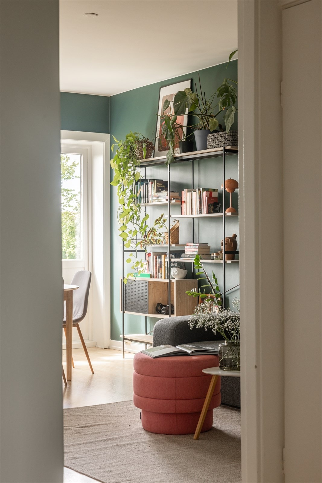 Lyset er gjennomgående, med store vindusflater på hver side. Galleribilde