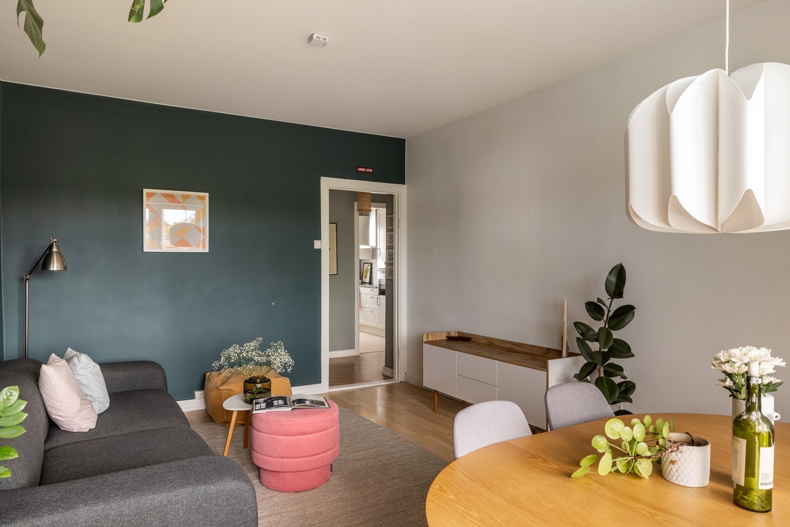 Rommet har trolig originalt tregulv liggende under laminatgulvet. Stuen har plass for både sofaseksjon med tilhørende møblement og spisebord. Galleribilde