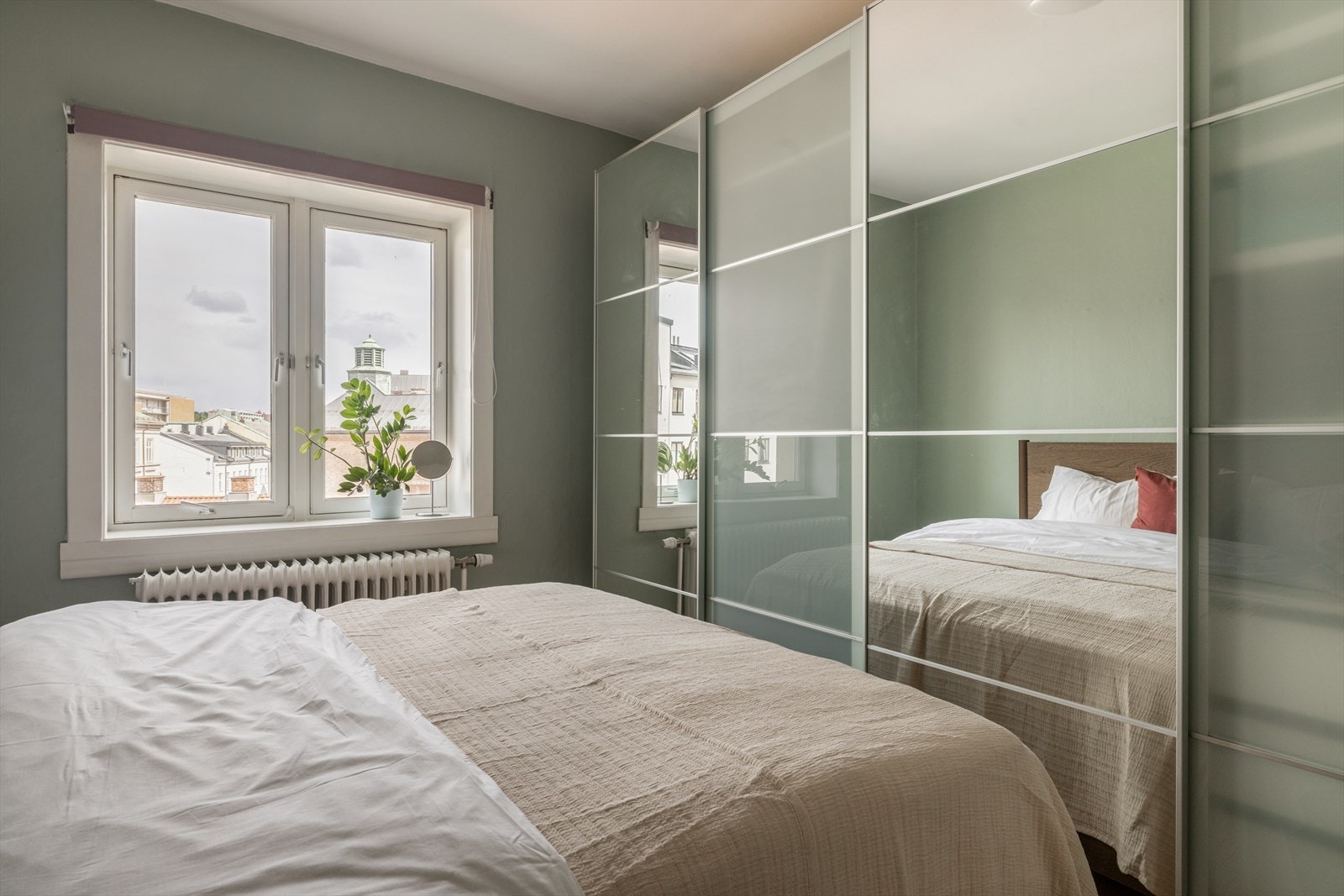 God plass til oppbevaring i stor skyvedørsgarderobe og originalt, plassbygget skap. Vinduene fyller rommet med dagslys og rommet fremstår som lyst og luftig. Galleribilde