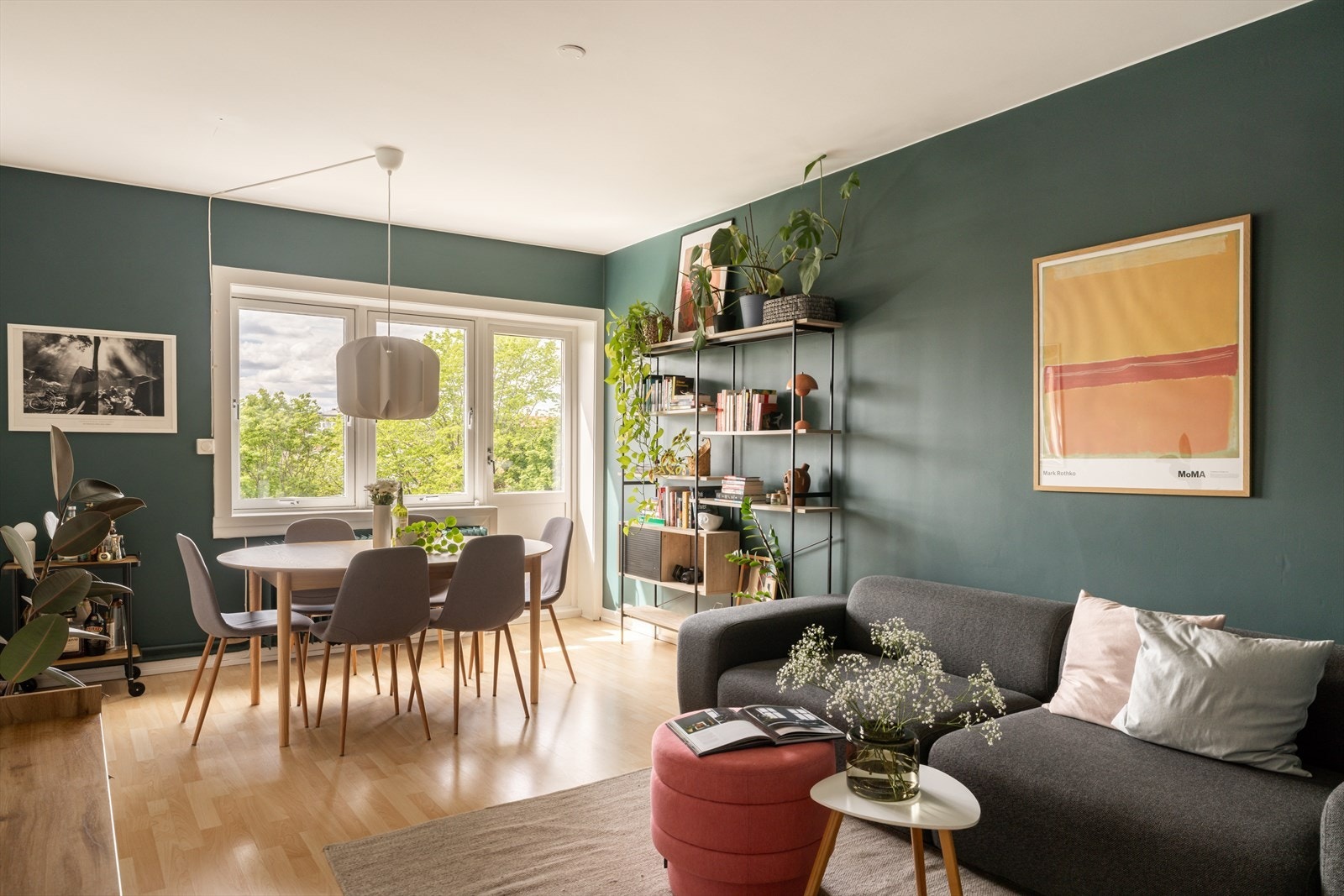 Leiligheten fremstår som lys og luftig, med nydelig utsikt og adkomst til vestvendt brannbalkong. Galleribilde