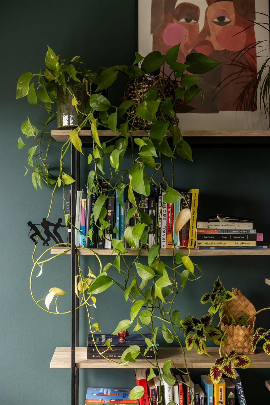 Leiligheten består av gang, stort soverom, separat kjøkken, lys stue og bad. Galleribilde