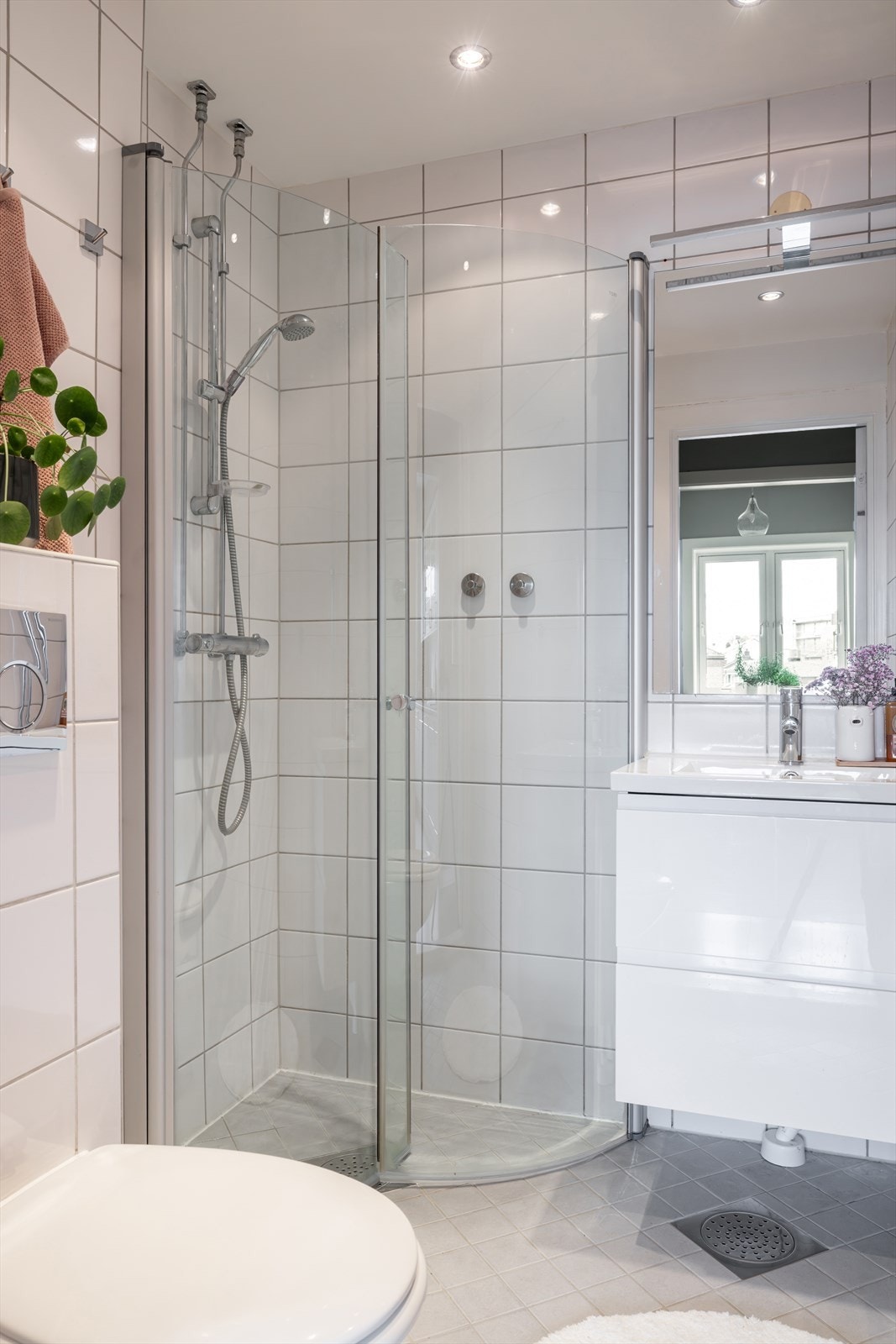 Innredningen består av et underskap, servant, speil, lys, stikk og en dusjsone med dusjing direkte på gulv og vegg. Galleribilde