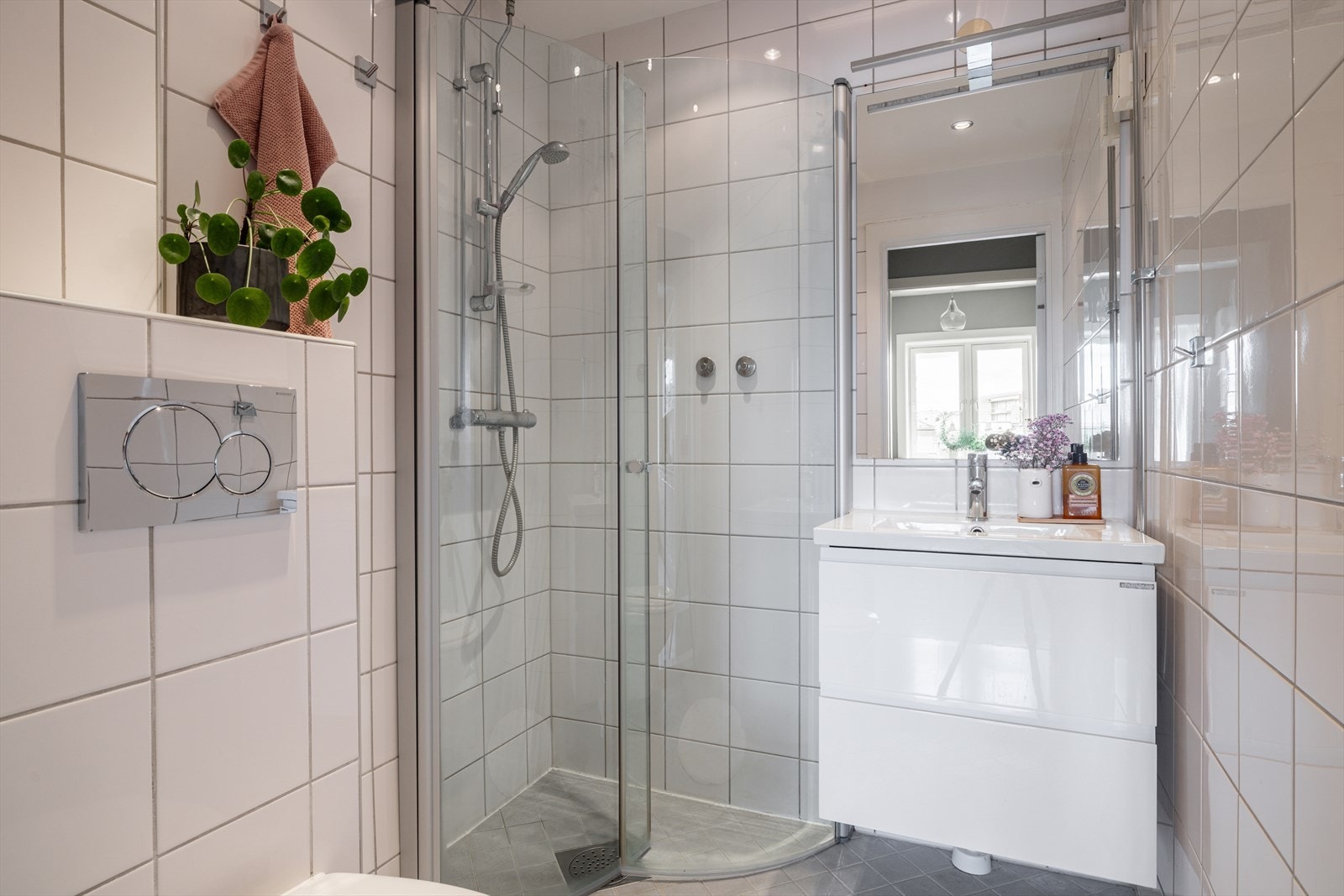 Tidløst bad fra 2010 med fliser på gulv og vegger utført i regi av borettslaget. Galleribilde