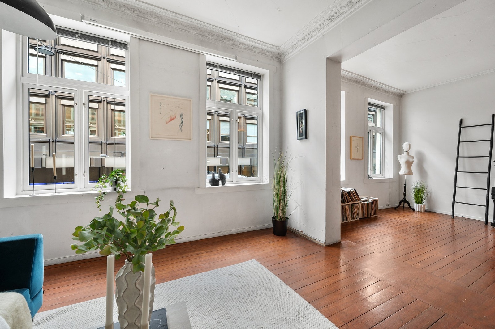 Vakker stukkatur & rosetter i de fleste rom Galleribilde