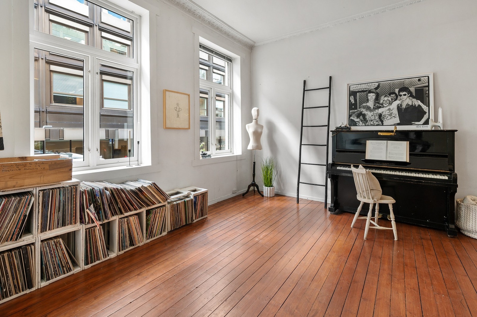 ..for den som ønsker å skape stemning står piano klart... Galleribilde
