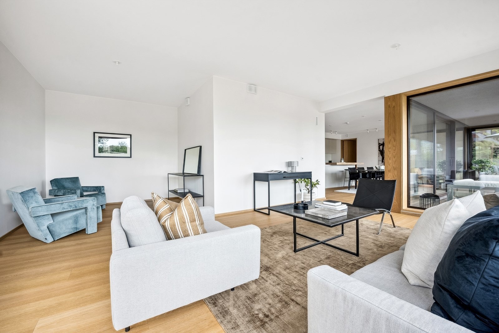 Romslig stue med flere gode møbleringsmuligheter Galleribilde