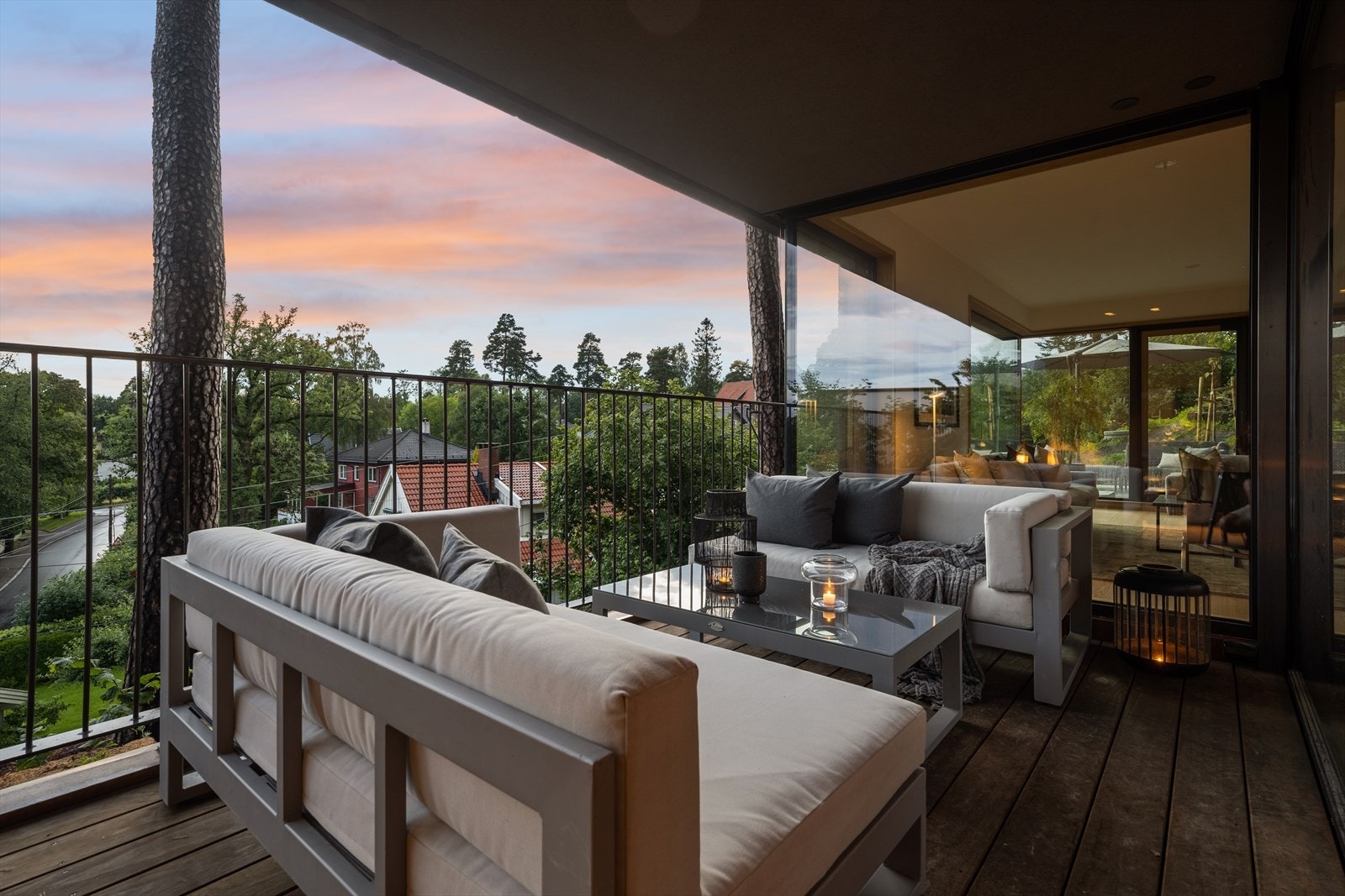 Solrike uteplasser med altan og terrasse Galleribilde