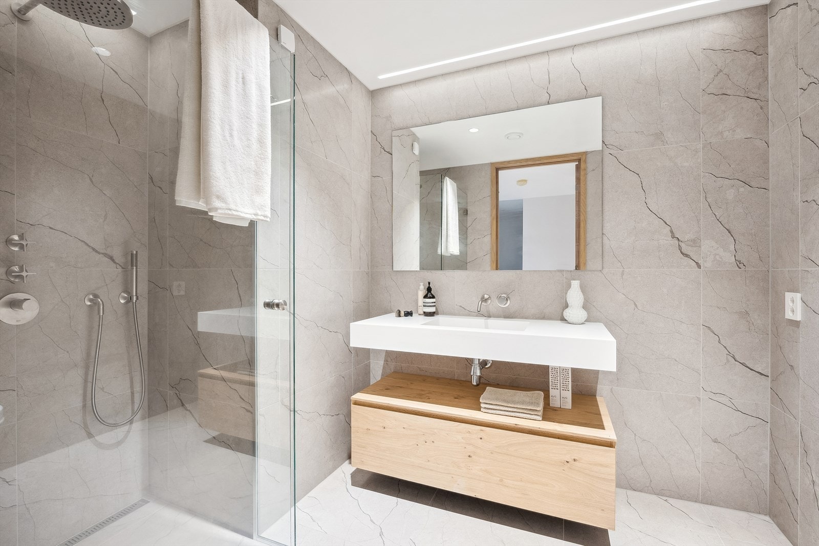 Innredningen er fra IDEA Group, type Cubik med kompositt topp, levert av Bella fliser & design Galleribilde