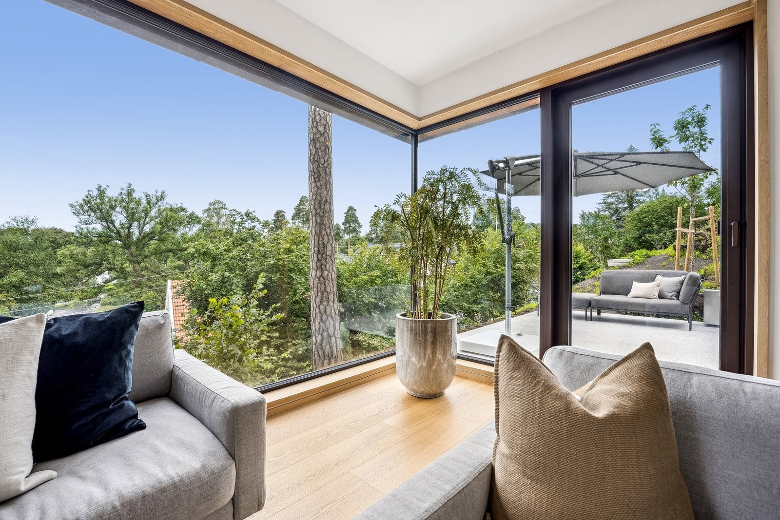 Fra stuen er det utgang til en granittbelagt uteplass med gode solforhold Galleribilde