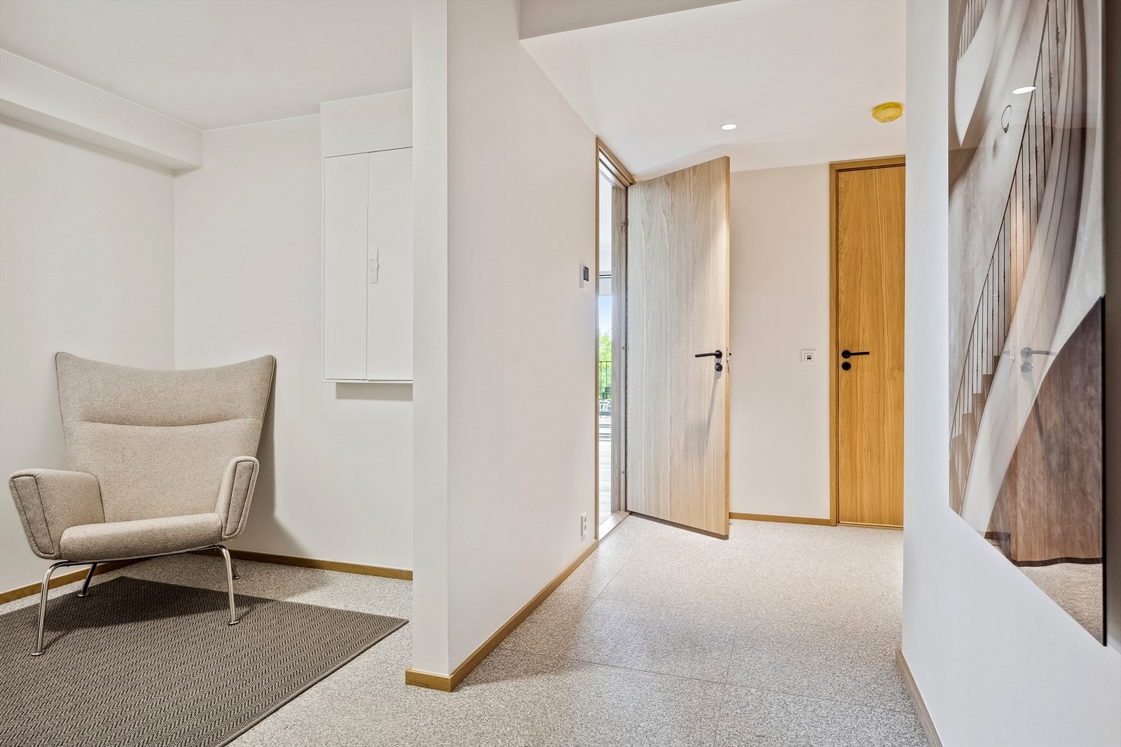 Entré med garderoberom. Det er separat vaskerom i tillegg til to bad Galleribilde