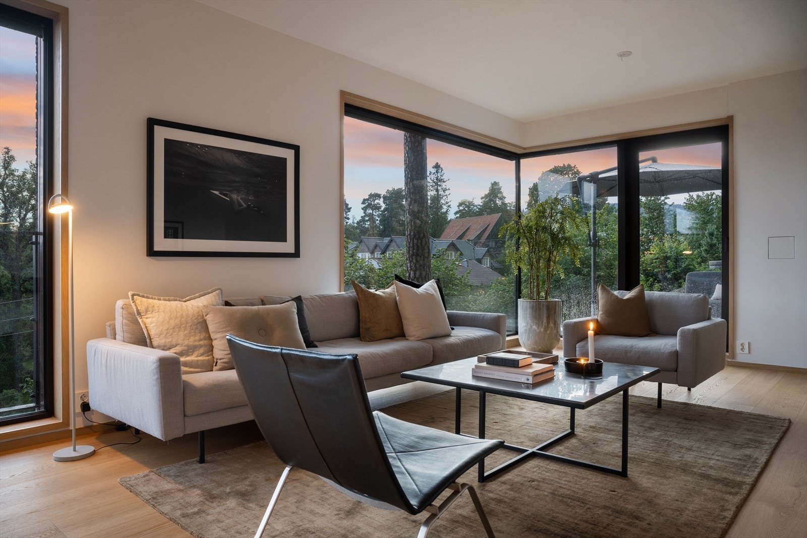 Leiligheten er vestvendt på en åskam med flott utsikt mot Ullernåsen og i retning Holmenkollen Galleribilde