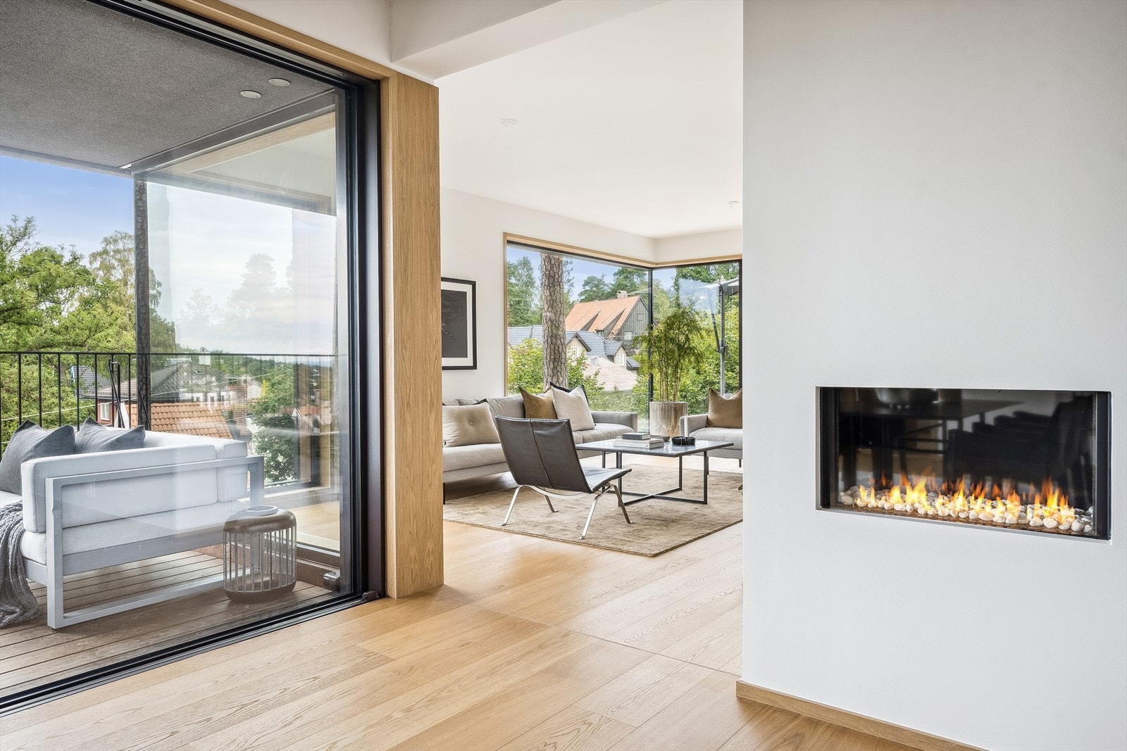 Moderne gasspeis og nydelige enstavs eikeparkett fra Skogr Galleribilde