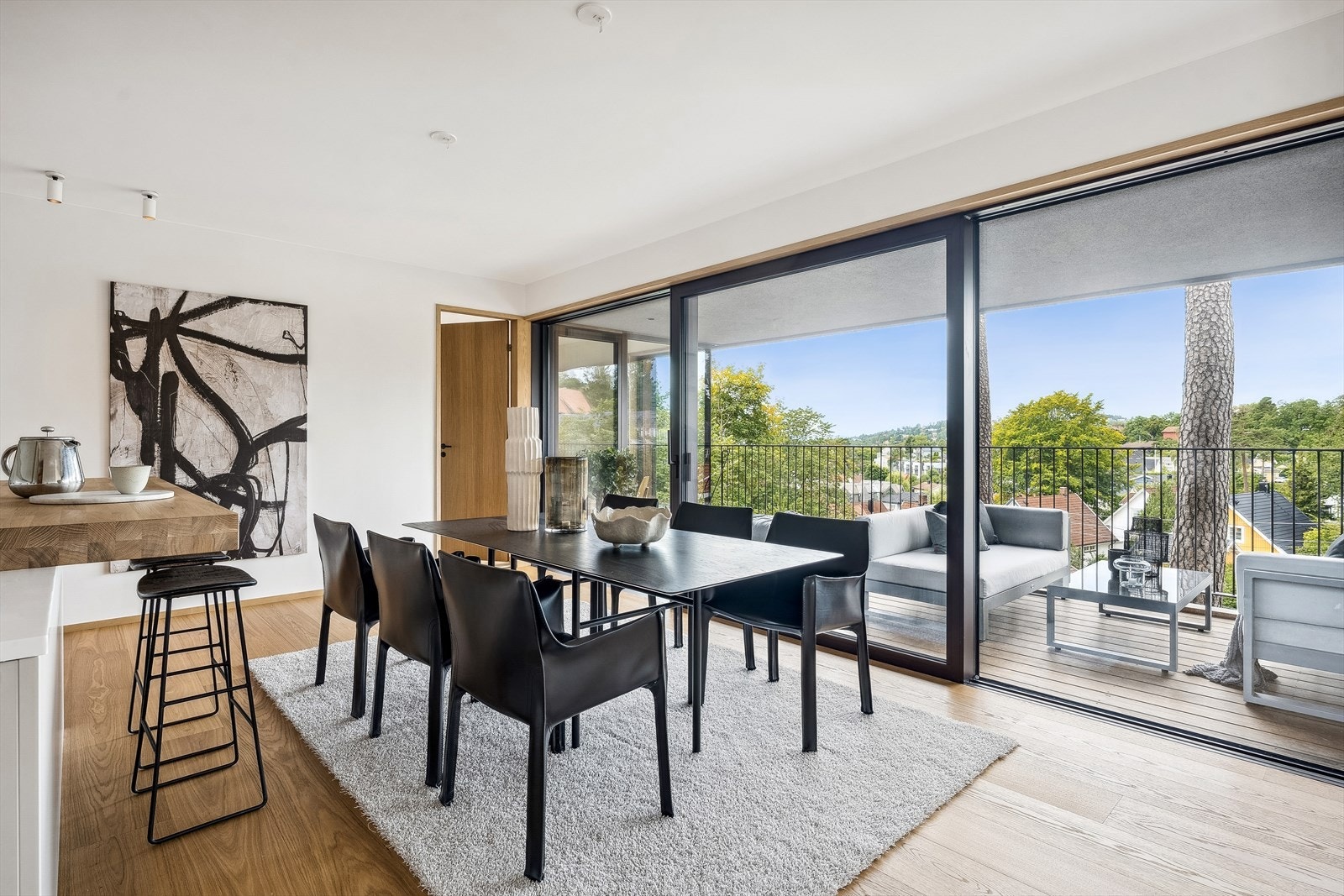 Store vindusflater gir rikelig med naturlig lys inn i boligen, samtidig som man får en unik kontakt med omgivelsene og utsikten Galleribilde