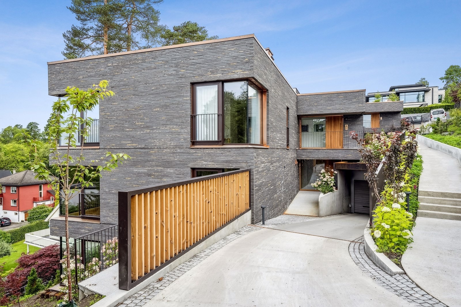 Fellesarealene har innbydende, parkmessig opparbeidelse med plener, beplantninger og gjesteparkering Galleribilde