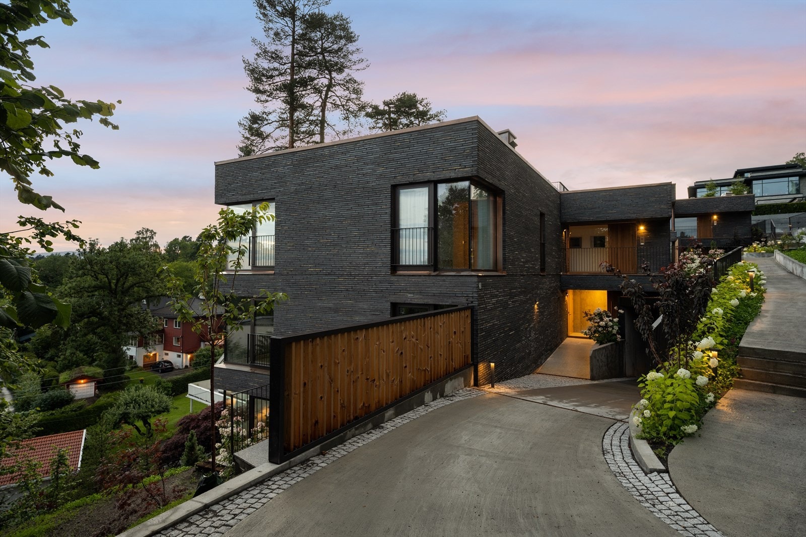 Representativ adkomst med belysning Galleribilde