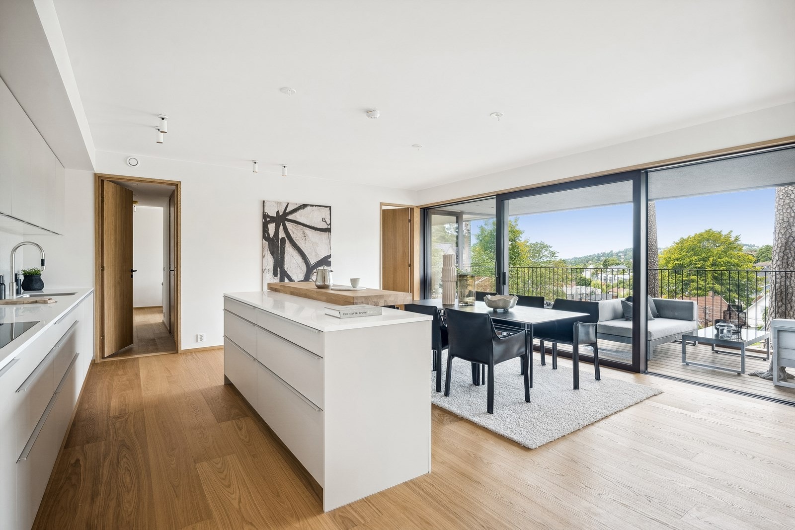 Kjøkkenet med spisestue fremstår som hjertet i leiligheten - dette er et raust rom med utgang til en solrik, vestvendt altan på 14 kvm Galleribilde