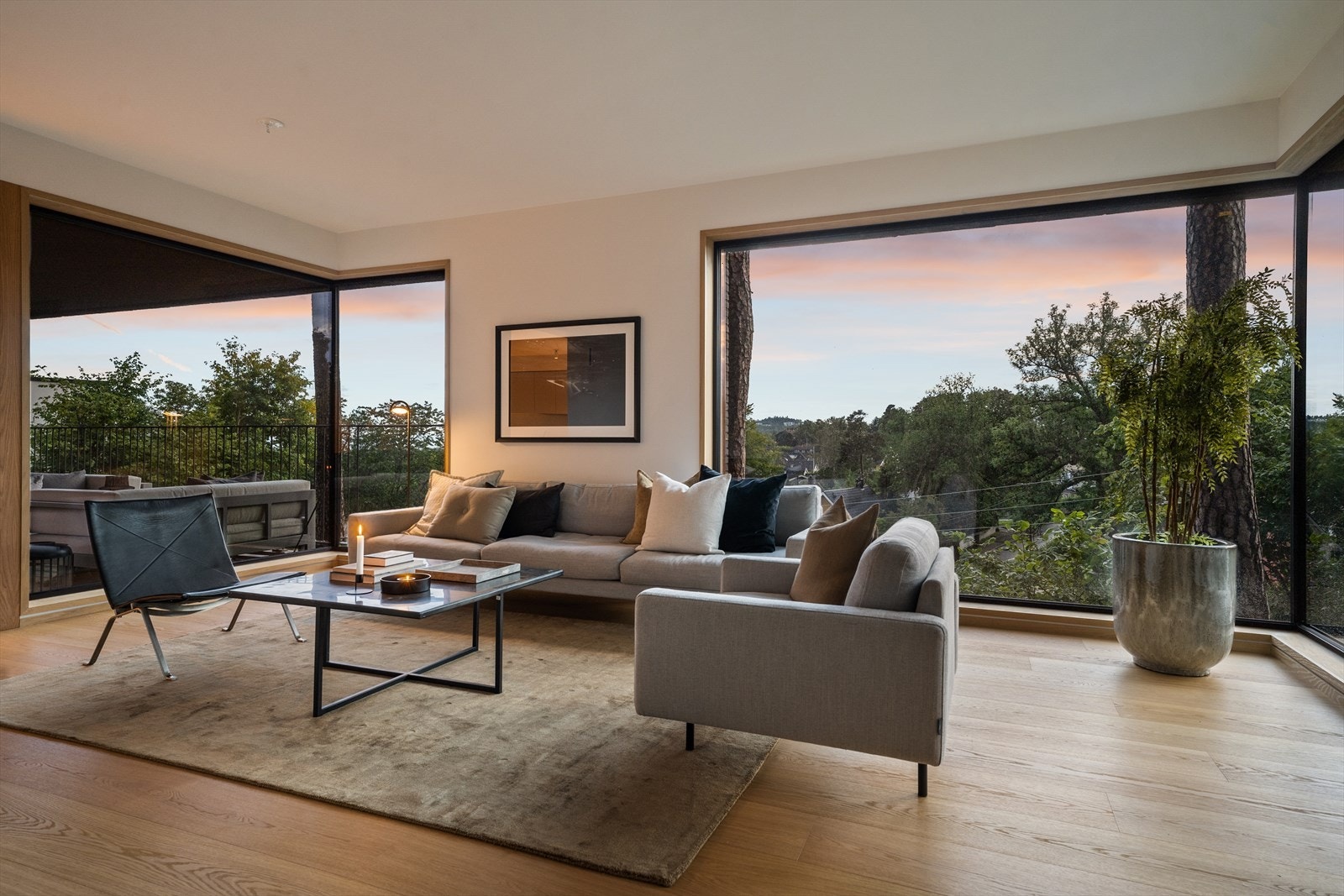 Vindusflater fra gulv til tak gir en unik kontakt med omgivelsene Galleribilde