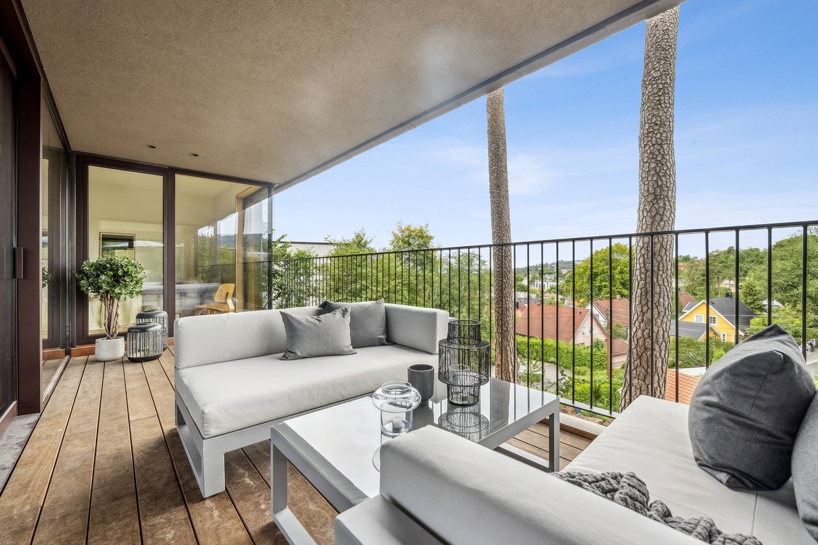 Solrik, vestvendt altan med downlights Galleribilde