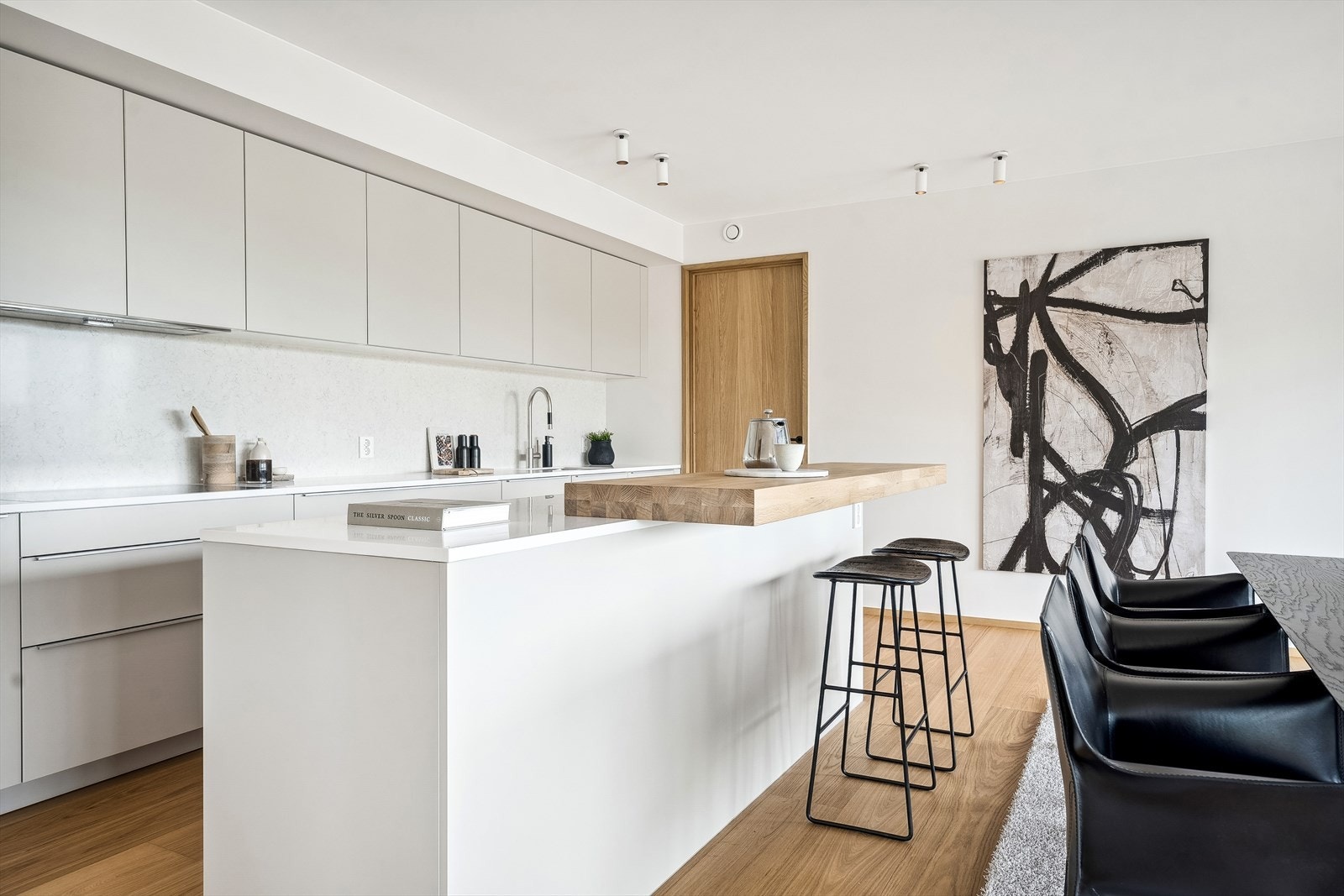 Boligen har en særdeles god og velfungerende planløsning hvor rommene harmonerer godt med hverandre Galleribilde