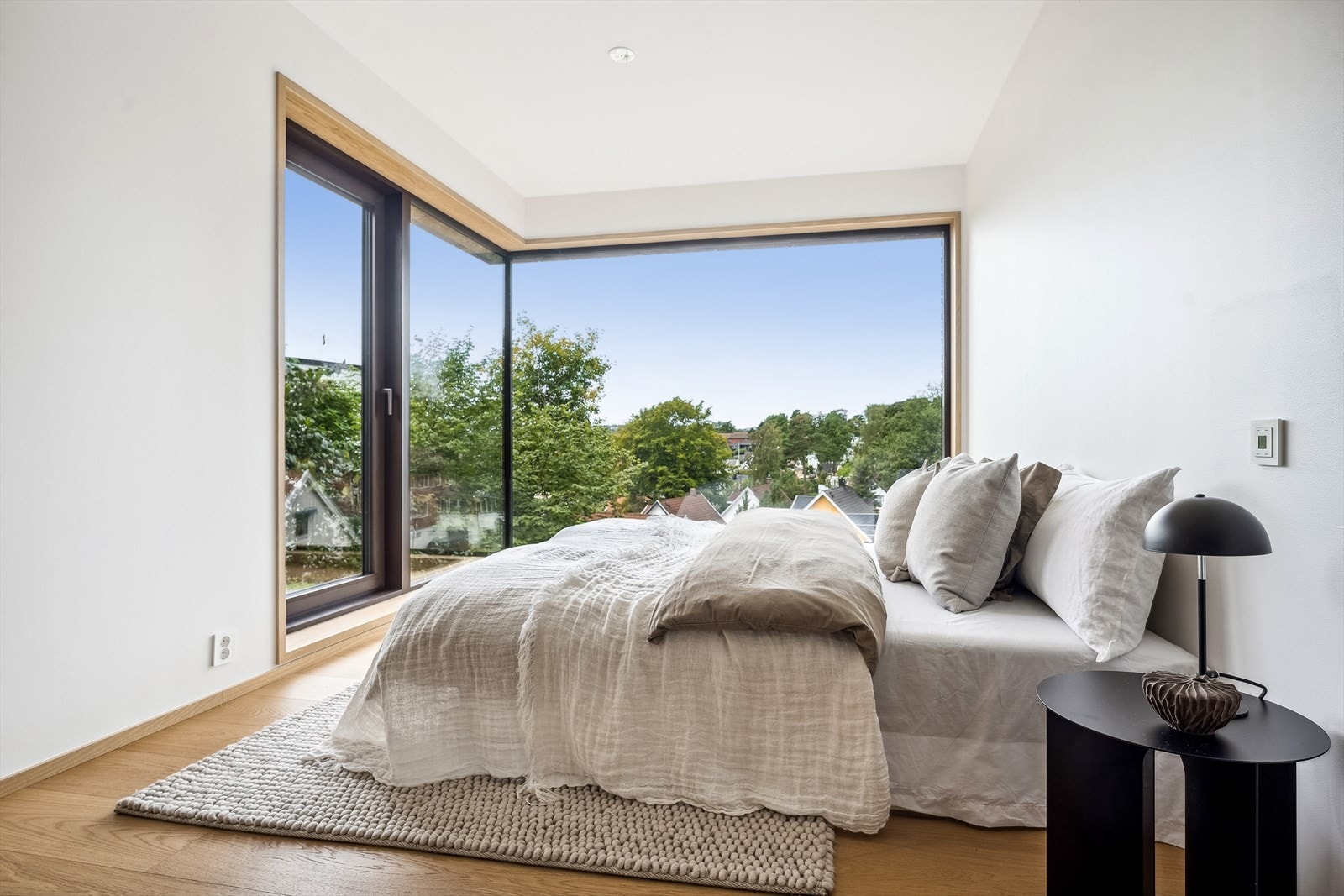 Hovedsoverommet med walk-in-garderobe og bad Galleribilde