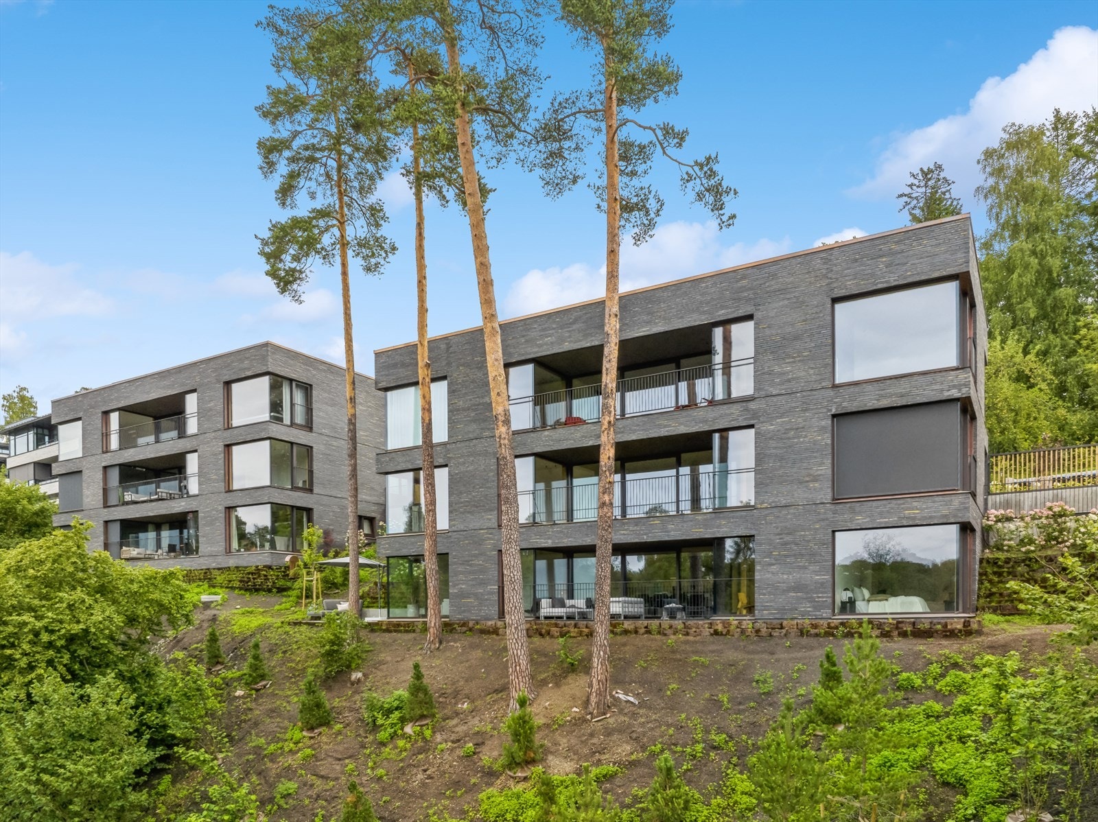 Leiligheten strekker seg over hele 1.etasjen Galleribilde