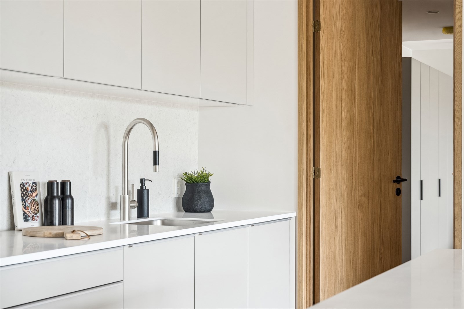 Dører i leiligheten og inngangsparti med eik finish Galleribilde